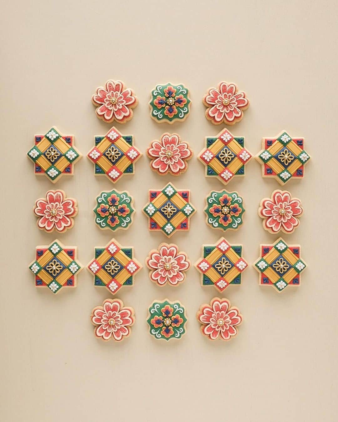 KUNIKAのインスタグラム：「These small tile cookies inspired by Nikko Toshogu Shrine. ⛩🇯🇵﻿ The Shrines and Temples of Nikko are listed as a World Cultural Heritage site.﻿ ﻿ 色の組み合わせやモチーフなど、日光東照宮から着想を得て作りました。﻿ 最後に訪れたのは2017年の陽明門の大修理が終わったあと！ また行きたい🌿 ﻿ #artofkunika ﻿」