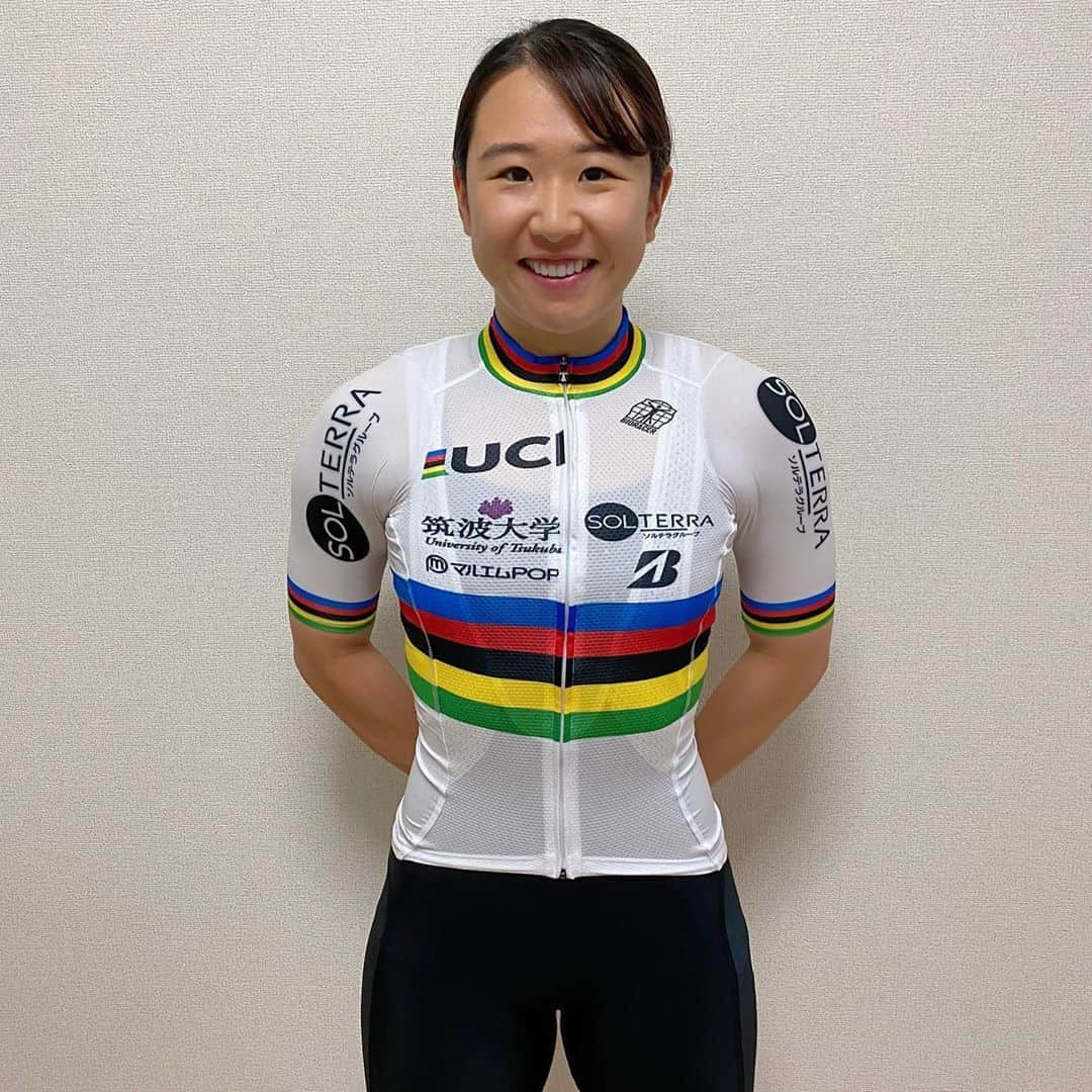 梶原悠未さんのインスタグラム写真 - (梶原悠未Instagram)「#BIORACER さまにアルカンシェルデザイン🌈のウェアと今シーズンのウェアを作成していただきました🥳✨ . かっこいい〜🥰 はやくこのウェアを着てレース走りたいぃ🤤 . 最新の #スピードウェア は肩の前面に、風を流す凹凸の生地があります😳これが、空気抵抗を削減する秘訣🤩⁉︎ . ウェアが身体の各部位にフィットして、乗車姿勢を取るとシワ一つありません！ . 勝利へと導いてくれる @bioracerjapan と共に、今シーズンも最高の結果を残せるよう、全力で準備して参ります💪 . また、#OGKkabuto さまに新作IZANAGIのアルカンシェルデザイン🌈ヘルメットを作成していただきました🌟 ダイヤルがBOAになっていて、とても自然に頭を優しく包み込むようなフィット感です😳✨ . いつもサポートありがとうございます。 🎗#江副記念リクルート財団‬ ‪☀️#ソルテラグループ‬ ‪#太陽油化 #まつもと電機 #太陽整備 #ソルテラ建設 #三洪エンタープライズ‬ ‪🚲#BRIDGESTONE‬ ‪🏫#タイケン学園‬ ‪🐼#マルエムPOP‬ ‪🧤#BIORACER‬ ‪⛑#OGKkabuto‬ ‪👚#CRAFT‬ ‪🛵#maviccycling‬ ‪🏋️‍♀️#JUCOLA‬ ‪👙#CWXワコール‬ ‪🕹#NITTO‬ ‪🚵‍♀️#FELT‬ 📣#梶原悠未選手オリンピック出場を応援するワ‼︎」6月30日 17時14分 - yumi_kajihara