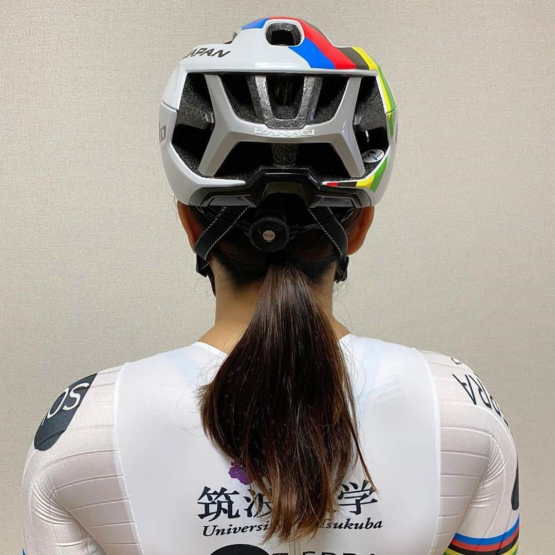 梶原悠未さんのインスタグラム写真 - (梶原悠未Instagram)「#BIORACER さまにアルカンシェルデザイン🌈のウェアと今シーズンのウェアを作成していただきました🥳✨ . かっこいい〜🥰 はやくこのウェアを着てレース走りたいぃ🤤 . 最新の #スピードウェア は肩の前面に、風を流す凹凸の生地があります😳これが、空気抵抗を削減する秘訣🤩⁉︎ . ウェアが身体の各部位にフィットして、乗車姿勢を取るとシワ一つありません！ . 勝利へと導いてくれる @bioracerjapan と共に、今シーズンも最高の結果を残せるよう、全力で準備して参ります💪 . また、#OGKkabuto さまに新作IZANAGIのアルカンシェルデザイン🌈ヘルメットを作成していただきました🌟 ダイヤルがBOAになっていて、とても自然に頭を優しく包み込むようなフィット感です😳✨ . いつもサポートありがとうございます。 🎗#江副記念リクルート財団‬ ‪☀️#ソルテラグループ‬ ‪#太陽油化 #まつもと電機 #太陽整備 #ソルテラ建設 #三洪エンタープライズ‬ ‪🚲#BRIDGESTONE‬ ‪🏫#タイケン学園‬ ‪🐼#マルエムPOP‬ ‪🧤#BIORACER‬ ‪⛑#OGKkabuto‬ ‪👚#CRAFT‬ ‪🛵#maviccycling‬ ‪🏋️‍♀️#JUCOLA‬ ‪👙#CWXワコール‬ ‪🕹#NITTO‬ ‪🚵‍♀️#FELT‬ 📣#梶原悠未選手オリンピック出場を応援するワ‼︎」6月30日 17時14分 - yumi_kajihara