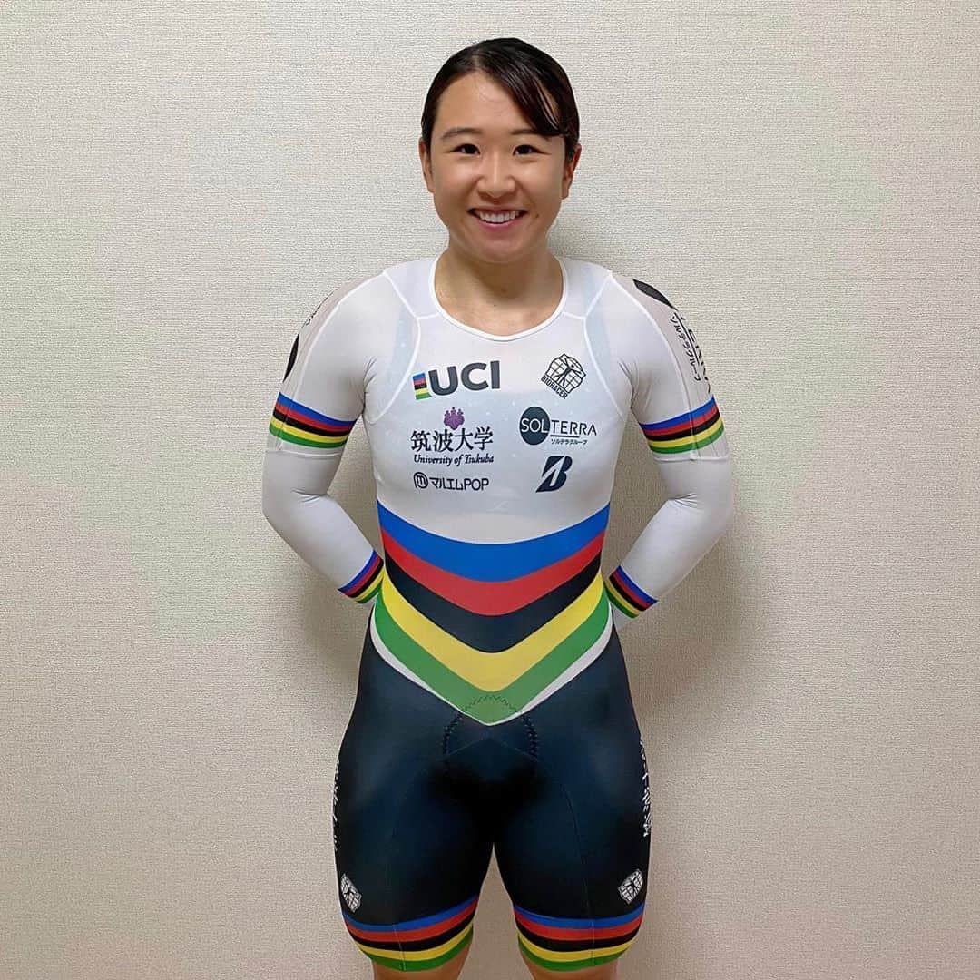 梶原悠未さんのインスタグラム写真 - (梶原悠未Instagram)「#BIORACER さまにアルカンシェルデザイン🌈のウェアと今シーズンのウェアを作成していただきました🥳✨ . かっこいい〜🥰 はやくこのウェアを着てレース走りたいぃ🤤 . 最新の #スピードウェア は肩の前面に、風を流す凹凸の生地があります😳これが、空気抵抗を削減する秘訣🤩⁉︎ . ウェアが身体の各部位にフィットして、乗車姿勢を取るとシワ一つありません！ . 勝利へと導いてくれる @bioracerjapan と共に、今シーズンも最高の結果を残せるよう、全力で準備して参ります💪 . また、#OGKkabuto さまに新作IZANAGIのアルカンシェルデザイン🌈ヘルメットを作成していただきました🌟 ダイヤルがBOAになっていて、とても自然に頭を優しく包み込むようなフィット感です😳✨ . いつもサポートありがとうございます。 🎗#江副記念リクルート財団‬ ‪☀️#ソルテラグループ‬ ‪#太陽油化 #まつもと電機 #太陽整備 #ソルテラ建設 #三洪エンタープライズ‬ ‪🚲#BRIDGESTONE‬ ‪🏫#タイケン学園‬ ‪🐼#マルエムPOP‬ ‪🧤#BIORACER‬ ‪⛑#OGKkabuto‬ ‪👚#CRAFT‬ ‪🛵#maviccycling‬ ‪🏋️‍♀️#JUCOLA‬ ‪👙#CWXワコール‬ ‪🕹#NITTO‬ ‪🚵‍♀️#FELT‬ 📣#梶原悠未選手オリンピック出場を応援するワ‼︎」6月30日 17時14分 - yumi_kajihara