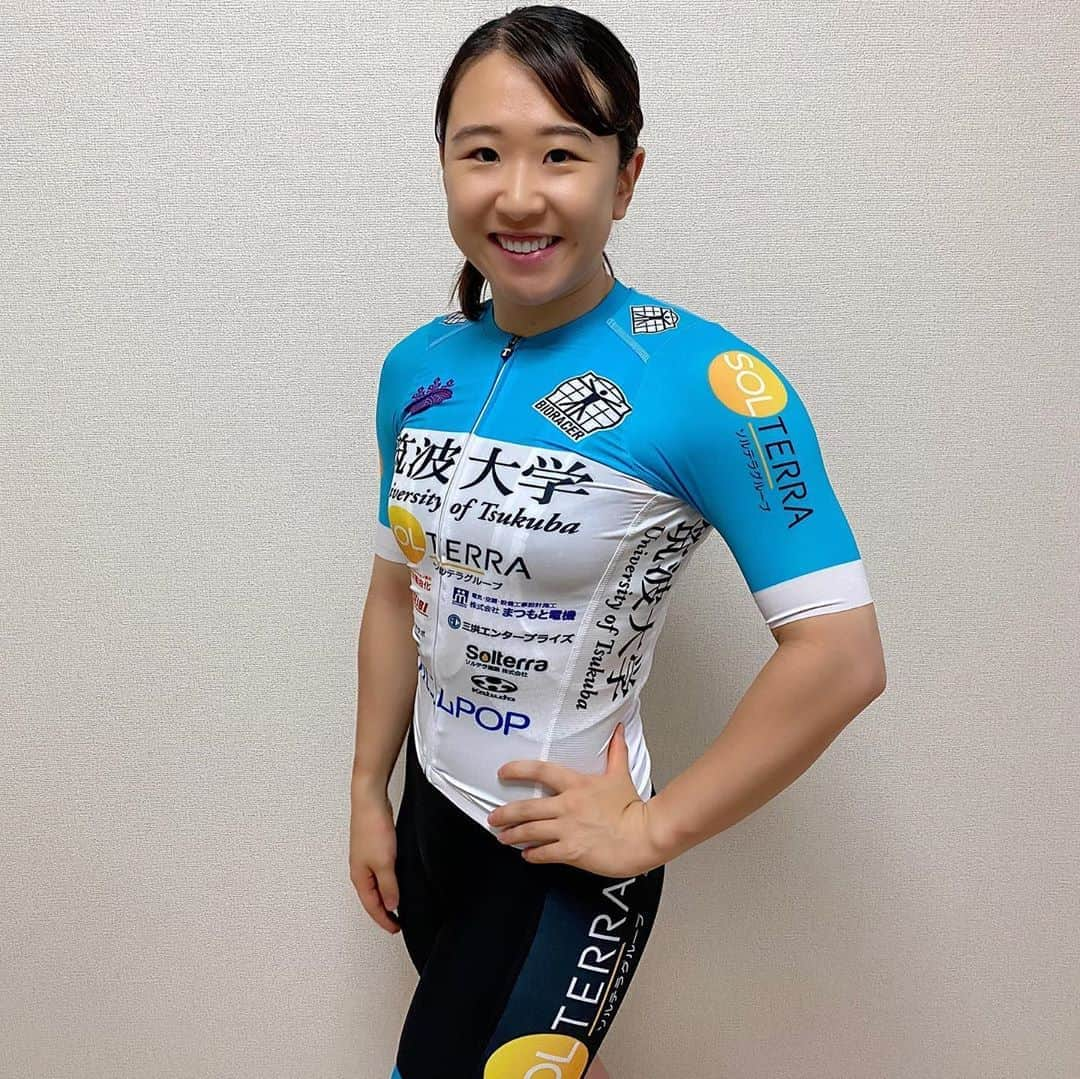 梶原悠未さんのインスタグラム写真 - (梶原悠未Instagram)「#BIORACER さまにアルカンシェルデザイン🌈のウェアと今シーズンのウェアを作成していただきました🥳✨ . かっこいい〜🥰 はやくこのウェアを着てレース走りたいぃ🤤 . 最新の #スピードウェア は肩の前面に、風を流す凹凸の生地があります😳これが、空気抵抗を削減する秘訣🤩⁉︎ . ウェアが身体の各部位にフィットして、乗車姿勢を取るとシワ一つありません！ . 勝利へと導いてくれる @bioracerjapan と共に、今シーズンも最高の結果を残せるよう、全力で準備して参ります💪 . また、#OGKkabuto さまに新作IZANAGIのアルカンシェルデザイン🌈ヘルメットを作成していただきました🌟 ダイヤルがBOAになっていて、とても自然に頭を優しく包み込むようなフィット感です😳✨ . いつもサポートありがとうございます。 🎗#江副記念リクルート財団‬ ‪☀️#ソルテラグループ‬ ‪#太陽油化 #まつもと電機 #太陽整備 #ソルテラ建設 #三洪エンタープライズ‬ ‪🚲#BRIDGESTONE‬ ‪🏫#タイケン学園‬ ‪🐼#マルエムPOP‬ ‪🧤#BIORACER‬ ‪⛑#OGKkabuto‬ ‪👚#CRAFT‬ ‪🛵#maviccycling‬ ‪🏋️‍♀️#JUCOLA‬ ‪👙#CWXワコール‬ ‪🕹#NITTO‬ ‪🚵‍♀️#FELT‬ 📣#梶原悠未選手オリンピック出場を応援するワ‼︎」6月30日 17時14分 - yumi_kajihara