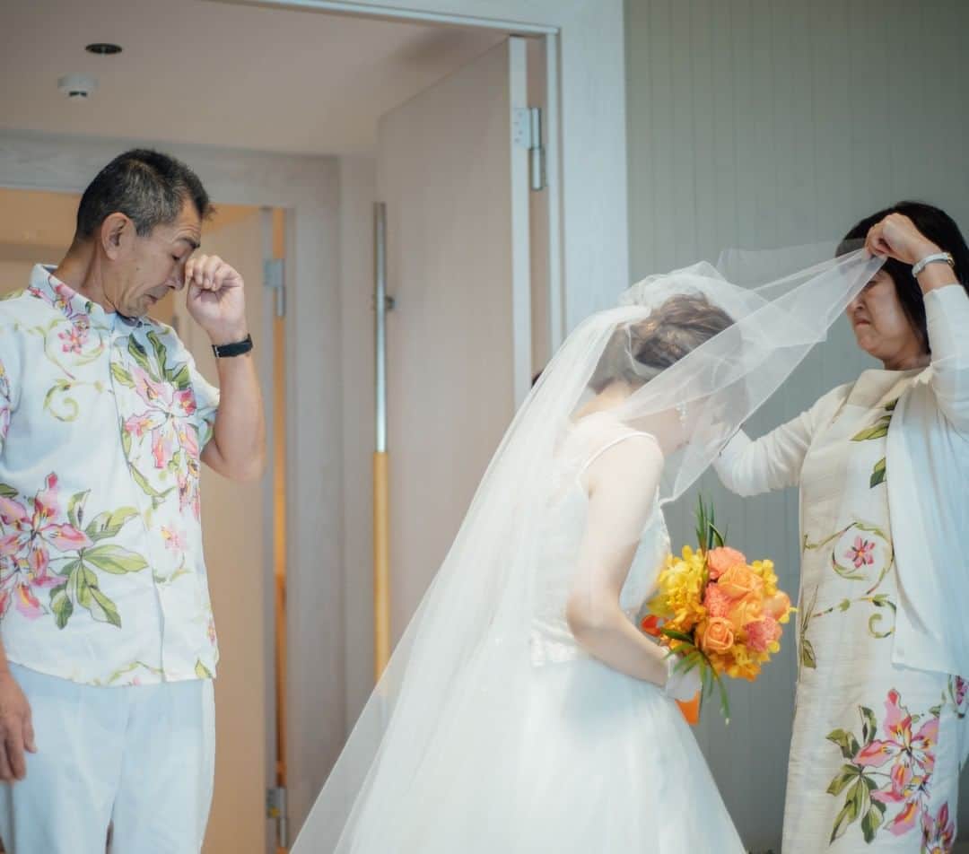 ラヴィ•ファクトリーさんのインスタグラム写真 - (ラヴィ•ファクトリーInstagram)「@laviefactory * 穏やかな沖縄の空気に包まれて 最高にアットホームな結婚式を＊  日常から離れた非日常空間で、 何の縛りもなく、自由でおふたりらしい 結婚式をカタチに残しませんか？ —————— ラヴィファクトリー沖縄: @okinawa_laviephotography AREA:JAPAN,OKINAWA,恩納村 沖縄チャペル —————— @laviefactoryをフォローして #laviefactory #ラヴィファクトリー のハッシュタグをつけて お写真を投稿してみてくださいね✳︎ . こちらの公式IG（@laviefactory） で取り上げさせていただきます✨ #wedding#weddingphotography #ラヴィファクトリー #laviefactory #photo#生きる写真#ハートのある写真 #instawedding#結婚写真#ウェディング #ウェディングフォト #撮影指示書#ロケーションフォト #前撮り#プレ花嫁 #結婚準備#写真好きな人と繋がりたい #フォトウェディング#卒花 #前撮り#後撮り #ウェディングニュース #プラコレ #沖縄ウェディング #沖縄 #リゾートウェディング #家族婚 #チャペル婚」6月30日 17時21分 - laviefactory