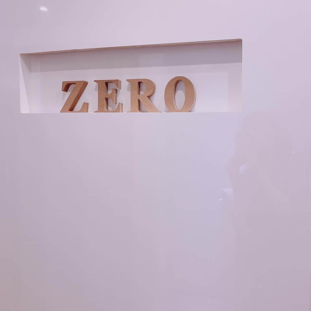 のインスタグラム：「ZERO Beautyさんで クイックフェイシャルしてきました✨  光による温熱効果で血行を促進し、リンパの流れを改善して、不要な老廃物や水分を排出することでお顔全体がリフトアップし、お肌もワントーン明るくなるというものです！  温かくて気持ちいい感じで フェイスラインが仄かに引き上がりました✨  #美容 #美容垢 #beauty #fashion #instalike #フェイシャルエステ #リフトアップ #zerobeauty池袋 #池袋エステ #pr #followforfollowback #followｍe #japanesegirl #likeforlikes」