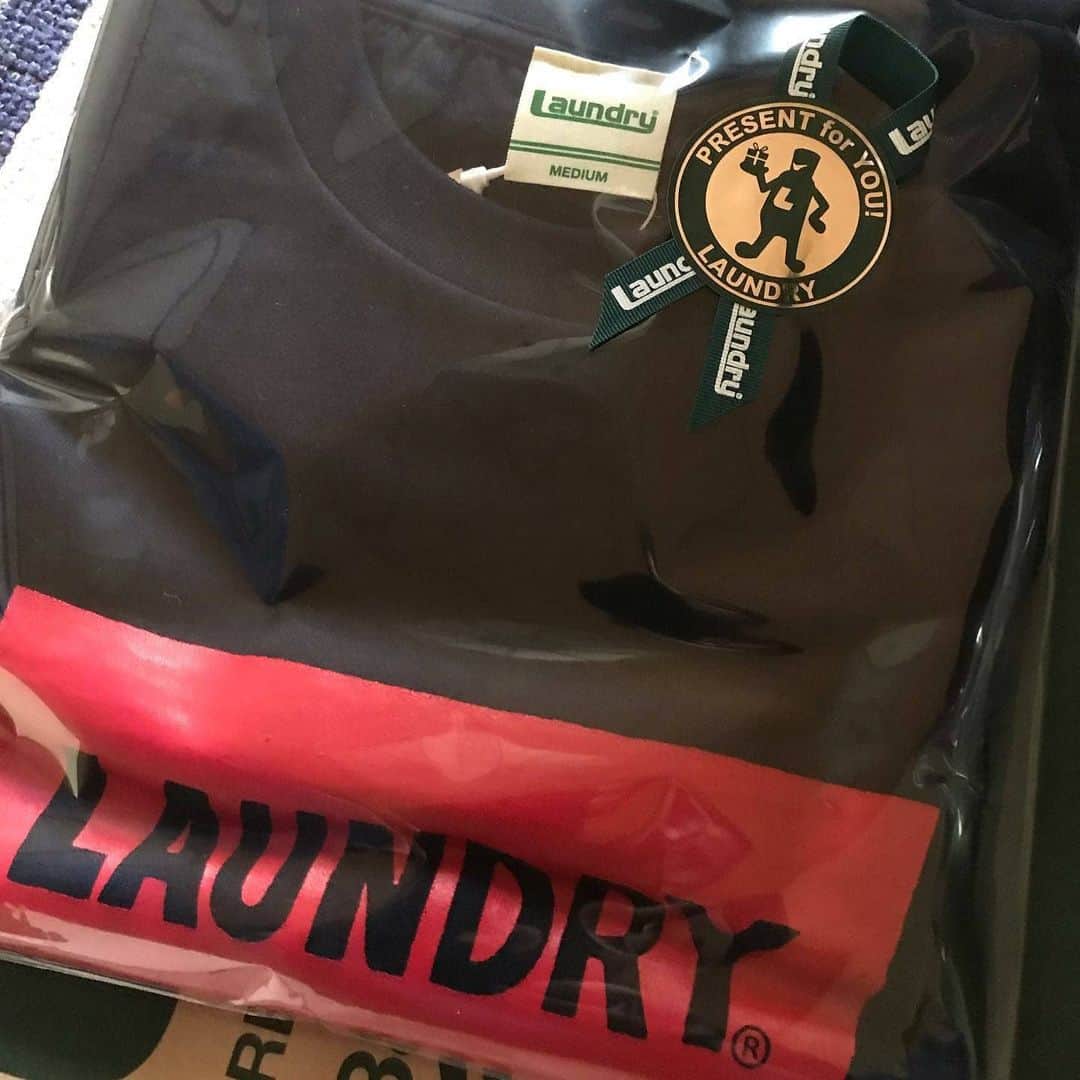 Laundry ランドリーさんのインスタグラム写真 - (Laundry ランドリーInstagram)「嬉しいことに、贈り物にLaundryの洋服を選んでいただくこともあります。今回は、先日6/21の父の日に、Laundryの洋服を選んでお父様にプレゼントされたお二人のご投稿をご紹介します！ ・ @minikarin さま（1枚目～4枚目） １枚はバッテリーで仲良く肩を組んでいるデザイン。もう１枚はフロッキープリントされたリトルタイガーTシャツ。ご自身もこのリトルタイガーがワンポイントであしらわれたTシャツワンピをご購入されたそうです。 ＝＝＝＝＝＝＝＝＝＝＝＝＝＝＝＝＝＝＝ 父の日なので、お父さんにLaundryのTシャツプレゼント🎁 お父さんとお揃いの虎マークが入った自分用のTシャツワンピも購入🐯 ＝＝＝＝＝＝＝＝＝＝＝＝＝＝＝＝＝＝＝ され気なくリンクコーデされ父娘の仲の良さが伺えますね♪ ・ ・ @seatoon さま（5枚目～6枚目） お母様が他界され新しい洋服を買う機会が減ったというお父様へ毎年LaundryTシャツをプレゼントされてるそうです。お父様を思う優しい気持ち、素敵です。 ＝＝＝＝＝＝＝＝＝＝＝＝＝＝＝＝＝＝＝ 明日が父の日なので朝から少し実家に顔を出してきました。 父の日のプレゼントは今回もランドリーのTシャツ👕  母親が他界してから、1人で洋服を買いに行くこともなくなっただろうと思い、ずっとプレゼントはランドリーの洋服です。  もう20年近く通ってるかも。 ＝＝＝＝＝＝＝＝＝＝＝＝＝＝＝＝＝＝＝ 長年ご愛用いただきありがとうございます。 ・ ・ ・ 心温まるご投稿ありがとうございました。プレゼントを贈る時、物も大事ですが、選ぶ時に相手を思う気持ちを大切にしたいですね。私たちLaundryスタッフ一同、お客様がそんな思いでプレゼントを悩みながら選んでいる姿を見て心がホッコリしています。皆様の思いが届くようこれからもお手伝い出来れば嬉しいです😊 ・ #laundry038 #repost #ランドリー #laundry #ランドリーtシャツ #Tシャツ #ファッションコーデ #父の日 #父の日プレゼント #プレゼント ・ ＼お買い物は店舗またはオンラインでどうぞ／ ・ ▼オンラインストア▼ プロフィールのリンクまたは｢ショップを見る｣からチェック ⇒@laundry_official」6月30日 17時30分 - laundry_official