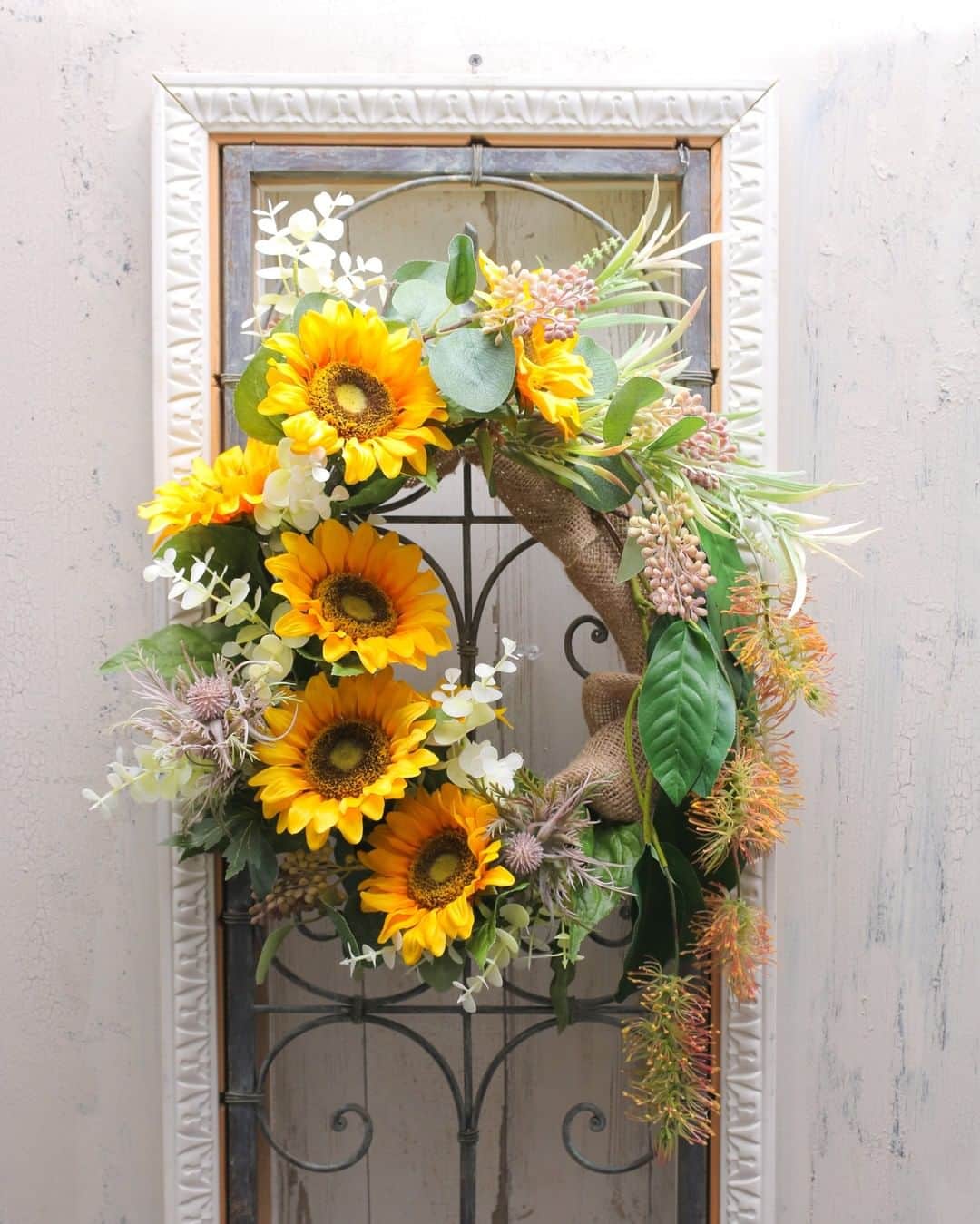 東京堂アーティフィシャルフラワーMAGIQさんのインスタグラム写真 - (東京堂アーティフィシャルフラワーMAGIQInstagram)「・ 【アーティフィシャルで季節を迎える】〜Sun flower ひまわり🌻〜 ・ "夏の花"と言ってまず思い浮かぶのは ひまわり　の人も多いはずです。  ひまわりの英名は「 #sunflower 」 太陽の花　を指します。 ・ FM54300　ジョイサンフラワーブッシュ FM170000　マチュアカリステモン FG610100　ニュアンスベリーブランチ FM2552-42　ワイルダーエリンジウム ・ ・ 【You Tube TOKYODO公式チャンネル】 見て学べて役立つ、お花に関する動画満載❗️ 👇👇👇 https://m.youtube.com/channel/UCyD95_Gb0wQhvTRm9FDJnsQ ・ ✳️【チャンネル登録】お願いします🙇‍♀️ Please subscribe to my channel ❗️ 请注册 ❗️ 채널 등록 고마워요 😁 ・ #TOKYODO #MAGIQ #MAGIQのある暮らし #東京堂 #アーティフィシャルフラワー　 #アーティフィシャル #アートフラワー #造花 #花のある暮らし #花好きな人と繋がりたい #フラワーデザイン #フラワーアレンジメント #フラワーアレンジ #アレンジメント #花を飾る #artificial #artificialflowe #flowerofinstagram #flowersoninstagram #summerflowers #sunflowers #ひまわり #花藝 #꽃스타그램」6月30日 17時30分 - magiq.jp