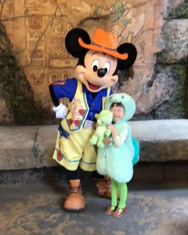 tiahy__のインスタグラム：「Olu くんがTokyo Disneyseaに🛳🐢! . . @kanalovesmickey さんからご一報いただき、嬉しいお知らせにびっくりです🐢🥰. . . Oluくんはなんとなくtaiちゃんのお顔に似ている気がして、 大好きなんです🐢♡ . もちろんtaiちゃんもOluくんが大好きです. . . . ちょうど一年程前の様子です🐢. . またこのOluくんcostumeで会いに行こうね🐢🐢 . . #Olu_taia#taiacostume #disney#olu#olumel#ディズニーコスチューム#ディズニー衣装」