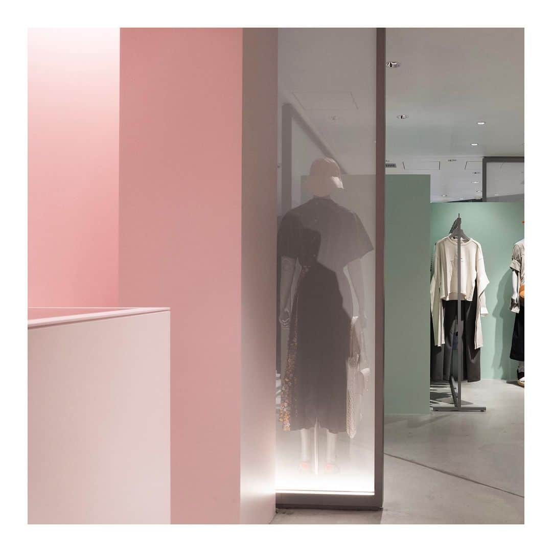 のインスタグラム：「.﻿ LOVELESS NEWoMan YOKOHAMA store view.  6/24(水)にオープンしたLOVELESS  NEWoMan YOKOHAMAの店内をご紹介。  @loveless_yokohama  @newoman.yokohama  #loveless #lovelessyokohama #newoman #newomanyokohama ﻿ #newopen #fashion #selectshop #trend﻿」