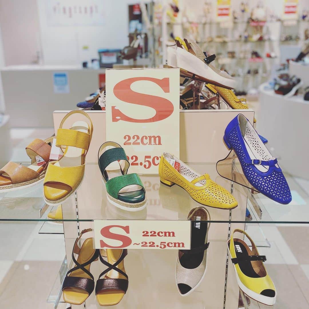 LATOV_ラトブ さんのインスタグラム写真 - (LATOV_ラトブ Instagram)「【2階 #ヴァンセット】 ． 春夏物セール 開催中‼︎ ． これからの暑い夏に向けて履けるサンダル 今すぐ活躍するスニーカーやシューズ など、お得にお求めいただけるチャンスです⭐️ ． ． 商品について、詳しくは店舗へお問い合わせください😊 ． #ラトブ #いわき市 #いわき駅 #サンダル #パンプス #スニーカー #シューズ #カジュアルシューズ #靴」6月30日 17時42分 - latov_20071025