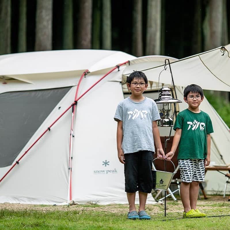 キャンプ情報サイト［ランタン］さんのインスタグラム写真 - (キャンプ情報サイト［ランタン］Instagram)「CAMP SMILE STYLE ／ 木製のキャンプ道具を 使いつつスタイリッシュに ＼ いろんなキャンパーのキャンプスタイルを現地取材と一般キャンパーからの投稿で数多く掲載してます。 . . 詳しくは @lantern.camp  webサイトをご覧ください . . #camp #camping #outdoor #travel #trip #lantern_smile #nature #キャンプ #キャンプ用品 #アウトドア #テント #自然 #旅行 #キャンプ初心者  #キャンプ好きな人と繋がりたい #キャンプスタイル #かぶとの森テラス #三重県 #亀山市 #スノーピーク #コールマン #スチールベルトクーラー #ユニフレーム #ツーバーナー #ファミリーキャンプ #ファミキャン」6月30日 17時51分 - lantern.camp