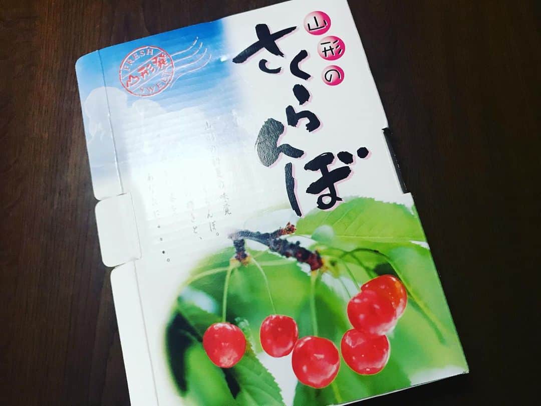石井元気さんのインスタグラム写真 - (石井元気Instagram)「山形の美味しいさくらんぼをいただきました。  ほっぺたが落ちるくらい美味しいです。  久しぶりに食べましたがやっぱり果物は旬に限りますね！  #山形 #さくらんぼ #美味しい #マセキ芸能社 #あきげん #石井元気」6月30日 17時46分 - genkiishii1226