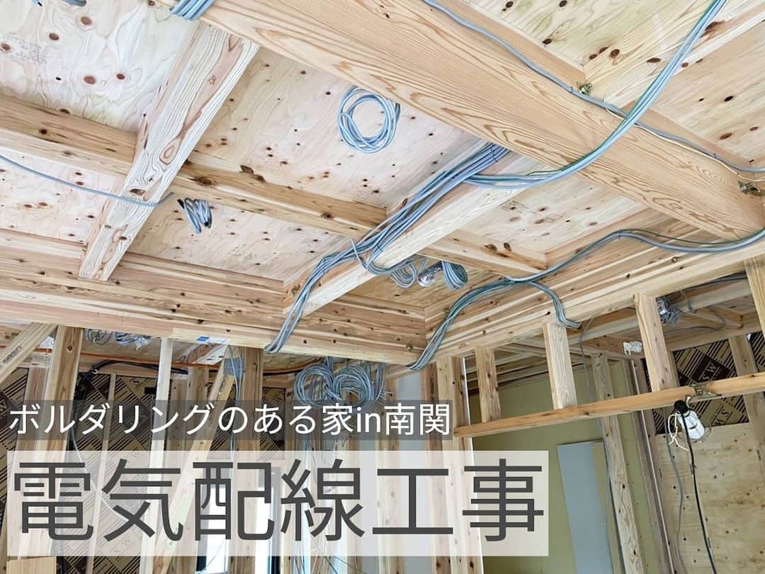 有限会社 稲葉製材住宅のインスタグラム：「ボルダリングのある家　Day13 【電気配線】 どれがどの線か分からんくらいいっぱいあります😱 電気配線は結構細かく打合せしておかないと大変な事に… 今回の仕様は省令準耐火、HEMS、スマートコスモ…なかなかな盛り沢山でやり甲斐のある内容です🤣 また聞き慣れない言葉ばかりですよく分かりませんが、要はいい家という事ですね🙈🙈🙈  #電気配線 #どれがどの線 #工事の流れ #工事進捗 #木造 #新築 #高性能住宅 #高品質 #ZEH #いい家 #新築 #家 #家づくり #マイホーム #暮らしやすい家 #使いやすい家 #丁寧な家づくり #暮らし #楽しい暮らし #ナチュラル #工務店 #注文住宅 #熊本 #玉名 #山鹿 #稲葉製材住宅 #イナバ  施工対応エリア 玉名、山鹿、荒尾、熊本市 県北メイン」