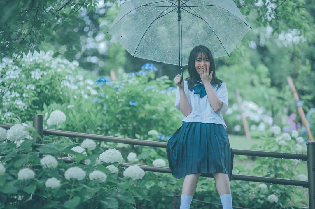 奥野香耶のインスタグラム：「ここでしか  photo(@tkhsmnr108 ) ・ ・ #紫陽花  #ポートレート #portrait  #photography  #梅雨  #雨の日  #japanese」