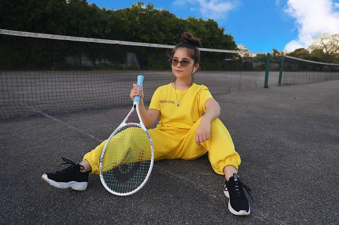 Laertaさんのインスタグラム写真 - (LaertaInstagram)「Yellow is one of Laertas favourite color , and this set looks amazing on her ! Oversized clothes has been her obsession this period of the time ! Everything she is wearing is from @thepangaia 😍」6月30日 23時19分 - fashion_laerta