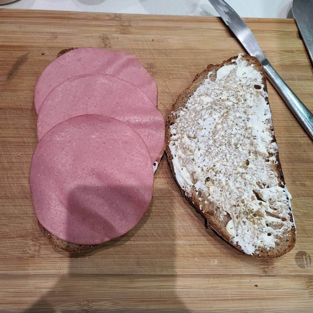 Cesar Gonzalez Cocineroさんのインスタグラム写真 - (Cesar Gonzalez CocineroInstagram)「🚨 Nueva Receta 🚨 toca la pantalla 2 veces rápido y aprende a preparar este súper sándwich de Bologna y Queso Munster. 👇  Lo prepare con Pan Campesino, mayonesa en ambos panes, por el lado de adentro, orégano, bologna, queso munster, cerramos el sándwich y untamos mantequilla. Llevamos a una sarten o grill a temperatura medio baja, esta parte es importante, que la temperatura no sea alta, lo que buscamos es que el pan quede bien tostado, ligeramente chamuscado y bien caliente por dentro, esto hará que el pan esté suave en su interior y tostado en el exterior, al morder sentirás ambas texturas y te volara la cabeza 🤯🤪 al retirar del calor le agregue tomate aliñado con pimienta recién molida, sal y aceite de oliva. Quedo del más allá 🚀🥪 . #sandwich #sandwiches #sandwhich #desayuno #receta #recetas #recetasfaciles #cocina #cocinero #cocineros #miami」6月30日 23時22分 - cesarcocinero