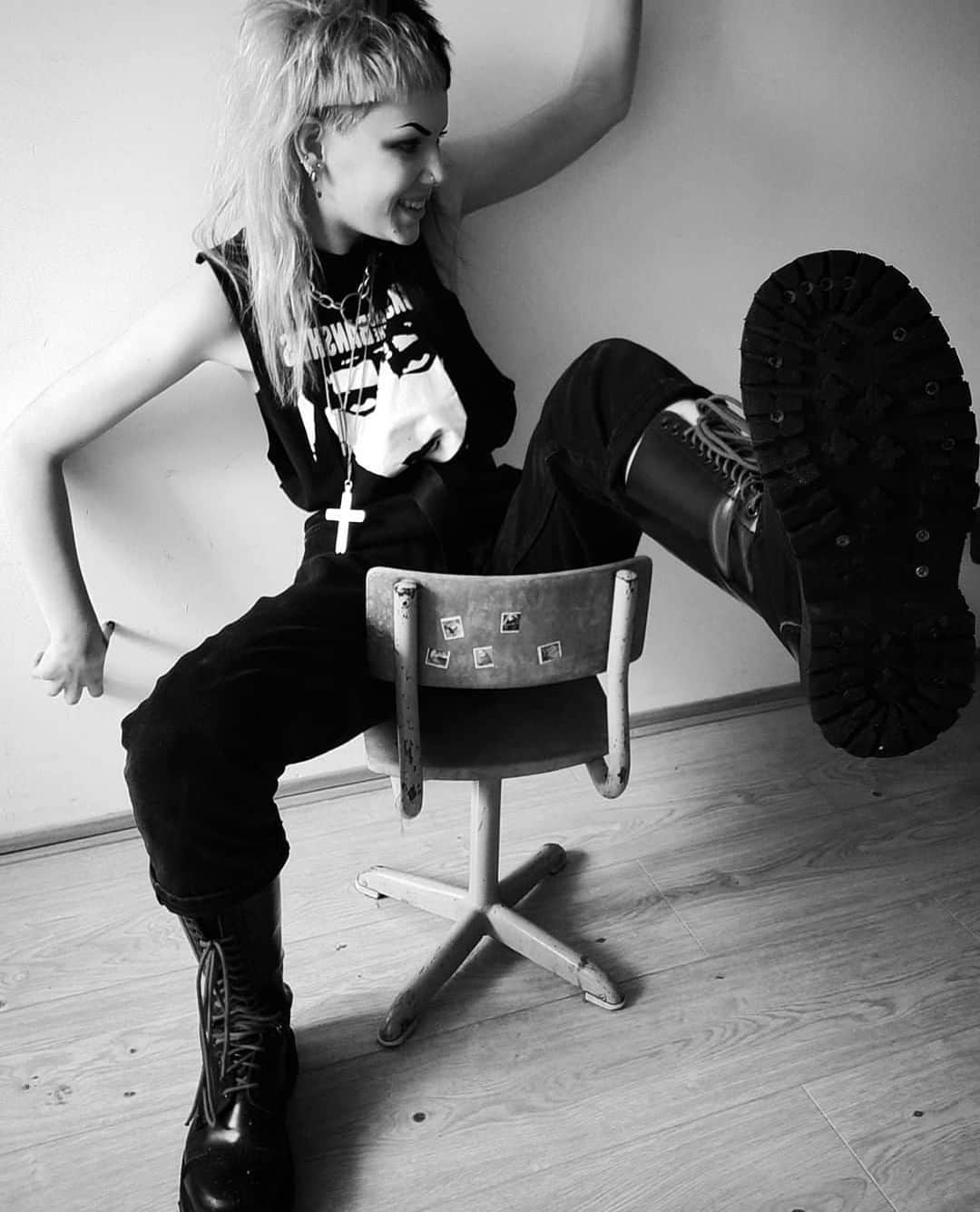 アンダーグラウンドのインスタグラム：「Just in case you missed it here is the winner of our lockdown photo competition. @_somegirlswanderbymistake wears the Original Steel Cap Ranger Boot- a 14 eyelet boot with box leather upper on a rubber sole.⁠ Algender and available form our online store.⁠ ⁠ ⁠ ⁠ #UndergroundEngland #UndergroundShoes #Underground #SteelToe #SteelToeBoots #SteelCaps #SteelCapBoots #LaceUpBoots #algender #Comabtboots #militaryboots #grungeboots #Steelcapboots #steelcaps #combatboots #grungeboots #militaryboots #leatherboots」