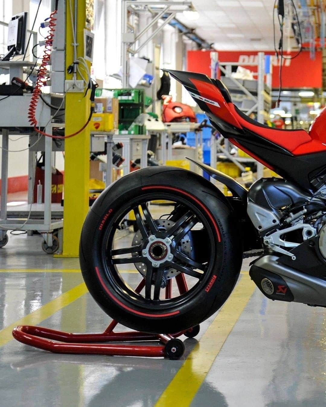 Ducati Japanさんのインスタグラム写真 - (Ducati JapanInstagram)「スーパーレッジェーラ V4に搭載するデスモセディチ・ストラダーレRエンジンは、224ps/15,250rpmの最高出力と、11.8kgm/11,750rpmの最大トルクを発揮。軽量のクランクやギアシフト・ドラムなど特別なパーツを使用し2.8kgの計量化を実現しています。またデスモドロミックのタイミング調整は、熟練者が手作業で行います。必要なテストが完了したら、調整結果を証明する熟練者のサインが入ったメタルプレートをリアシリンダーに装着します。  エンジンから前方に伸びるフロント・フレームと片持ち式スイングアームは、スーパーレッジェーラ V4のために社内で特別に設計しました。高強度カーボンファイバーと耐熱樹脂システムから構成する複合構造に、7075アルミニウム合金インサートを積層して製造したフロント・フレームは、パニガーレ V4ファミリーの軽量アルミニウム合金製フロント・フレームと比較し1.2kgの軽量化を実現しています。  フレームと同じ技術で製作した片持ち式スイングアームは、長さを延長したにもかかわらず、パニガーレ V4のアルミニウム製スイングアームよりも0.9kg軽量に仕上げました。スイングアームを長くすることで高速域での安定性をさらに増しています。新しいフロント・ウイングが生み出すダウンフォースと合わせ、高速域での空力特性もさらに高めているのです。  スーパーレッジェーラV4の詳細はプロフィール( @ducatijapan )のリンクよりドゥカティ ジャパンのサイトをご覧ください。  #ドゥカティいいじゃん #スーパーレッジェーラV4 #SuperleggeraV4 #DreamsMatter #Project1708 #バイク #バイクのある生活 #バイクのある風景 #motorcycle #bike #ツーリング」6月30日 18時00分 - ducatijapan