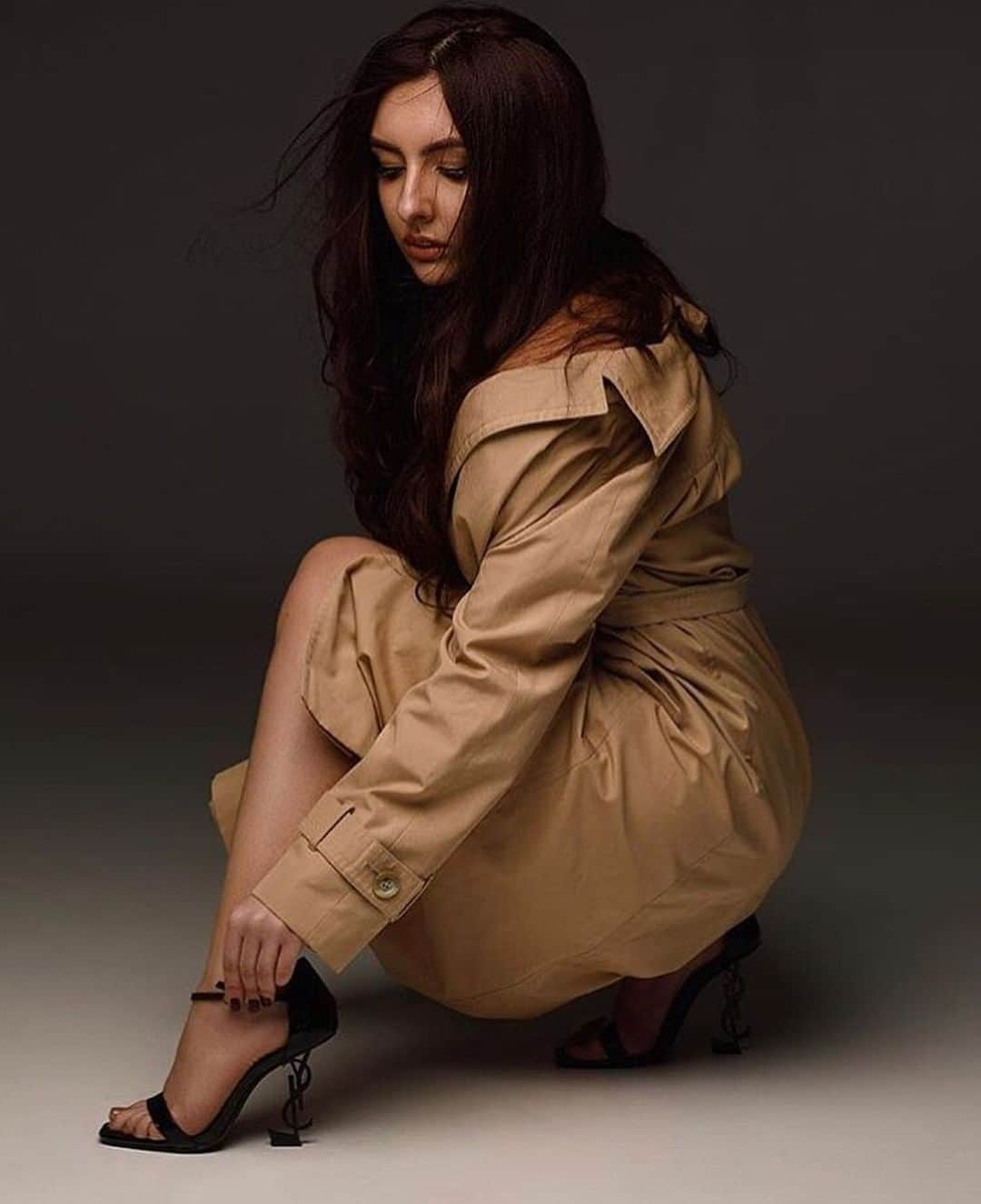 アクアスキュータムさんのインスタグラム写真 - (アクアスキュータムInstagram)「Invest in a timeless icon that combines elegance and luxury #aquascutum 📸 @_daria_cher wears the Trafalgar Trench Coat」6月30日 18時01分 - aquascutum