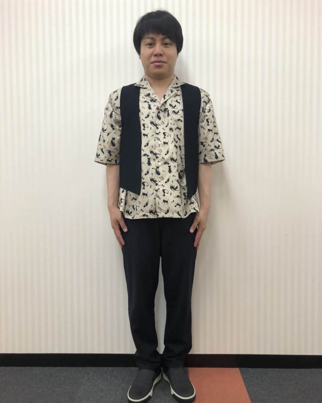 井上裕介のインスタグラム：「この前のロケ衣装。  可愛い服を着せてもらった^_^  #NONSTYLE #ノンスタイル  #井上 #自撮り #ポジティブ #ナルシスト #どうだ #イケメン #だろ！？ #インスタ映え #いや #イノスタ映え」