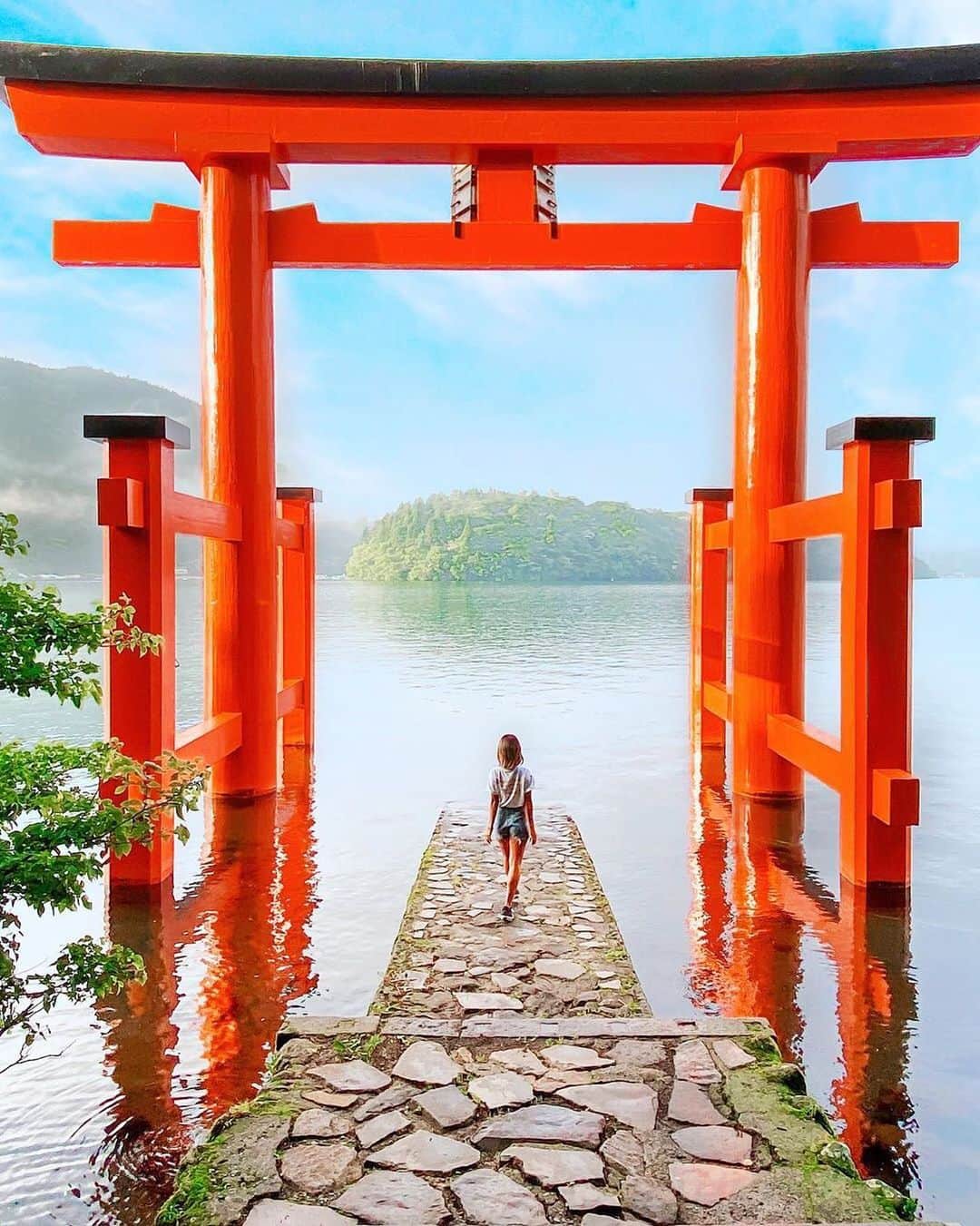 タビジョのインスタグラム：「タビジョのみなさんこんにちは🤗 徐々に旅行に行けるようになった今、次の旅行先は決まりましたか？？ @tabi_jyoではいつか行きたい国内・海外スポットをご紹介💁🏻‍♀️💕 ✈️まずは国内旅行からスタート✈️ 目標を決めて、前向きに前進していこう🥰 ＊＊＊＊＊＊ 📸@sachicoco23 さん 🚩神奈川県「箱根神社」 ＊＊＊＊＊＊ 🔻こんなお写真募集中🔻 ・私の地元にこんな素敵なスポットがあるよ📷 落ち着いたら是非遊びに来て欲しい🥺💕 ・以前訪れた私のおすすめスポット、タビジョのみんなにシェアしたい😊 など… #タビジョ #tabijyomap_japan をタグ付けして投稿してね😉」