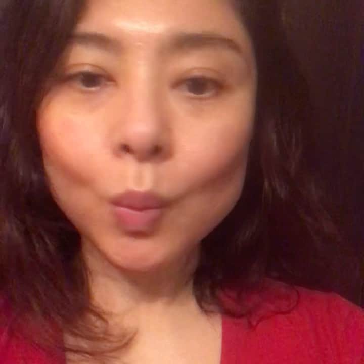 間々田佳子のインスタグラム：「今日は雨でちょっと憂鬱ですが… 頬トレは 雨でも晴れててもやっていますよ！  顔を動かすと 不思議と前向きな気分になりますよ〜❣️ みんなもやってみて！  #間々田佳子 #コアフェイストレーニング #表情筋 #表情鍛える事は大事 #すっぴんでごめんなさい笑 #yoshikomethod #yoshikometodo」
