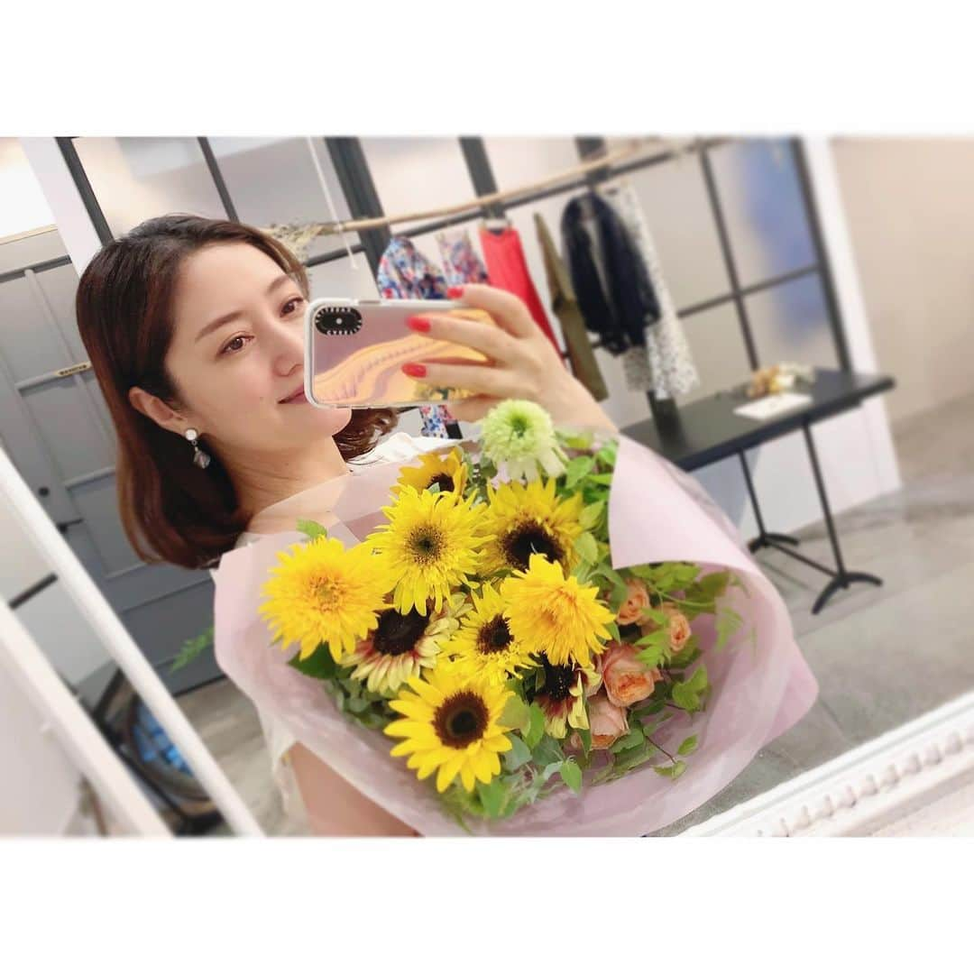 田澤友子のインスタグラム：「【 6.30 ヒマワリの約束 】🌻 . 大切なヒマワリの日も 今年でちょうど10年目を迎えました。 . 10本の様々な種類のヒマワリと 可愛いお花やグリーン、ミントの葉も入った 幸せ感溢れるブーケを制作して頂きました。 . 目にするたびに温かで幸せな思い出が蘇るような、 優しくて素敵なブーケをありがとうございます✨ bouquet… @sae.cco  . . 今年もミント🐈に食べられながらも（笑）、 たくさんのヒマワリに囲まれて 彼はとても幸せそうです🌻 . 2020.6.30 . . #ちぃず #ミント #ヒマワリ #向日葵 #10本のヒマワリ #色んなヒマワリがとっても可愛い #幸せ感溢れるブーケ #ミントもコラボ #猫 #ネコ #ネコとヒマワリ #花束にもミント #さえっこさんいつもありがとうございます #ヒマワリの約束 #今年もありがとう」