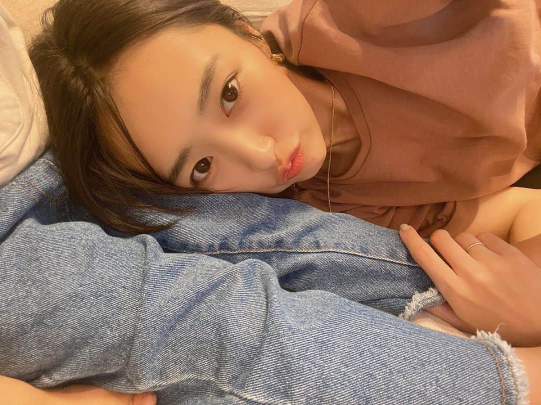 近藤千尋のインスタグラム：「ひーぼぉくんの足かと思いきや 十愛の足👧❤️笑 荷造りで疲れた母を癒してくれる長女😍 ママすごいねぇ！って。笑 さて、今日は簡単にカレー！🍛💕」
