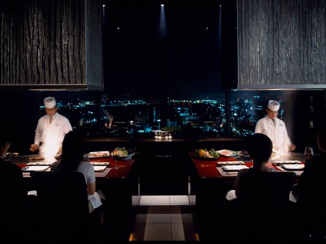 Conrad Tokyoのインスタグラム：「きらめく夜景を望む日本料理「風花」の鉄板焼きカウンター。 Dine on a counter-top and soak up the convivial atmosphere at Kazahana.」