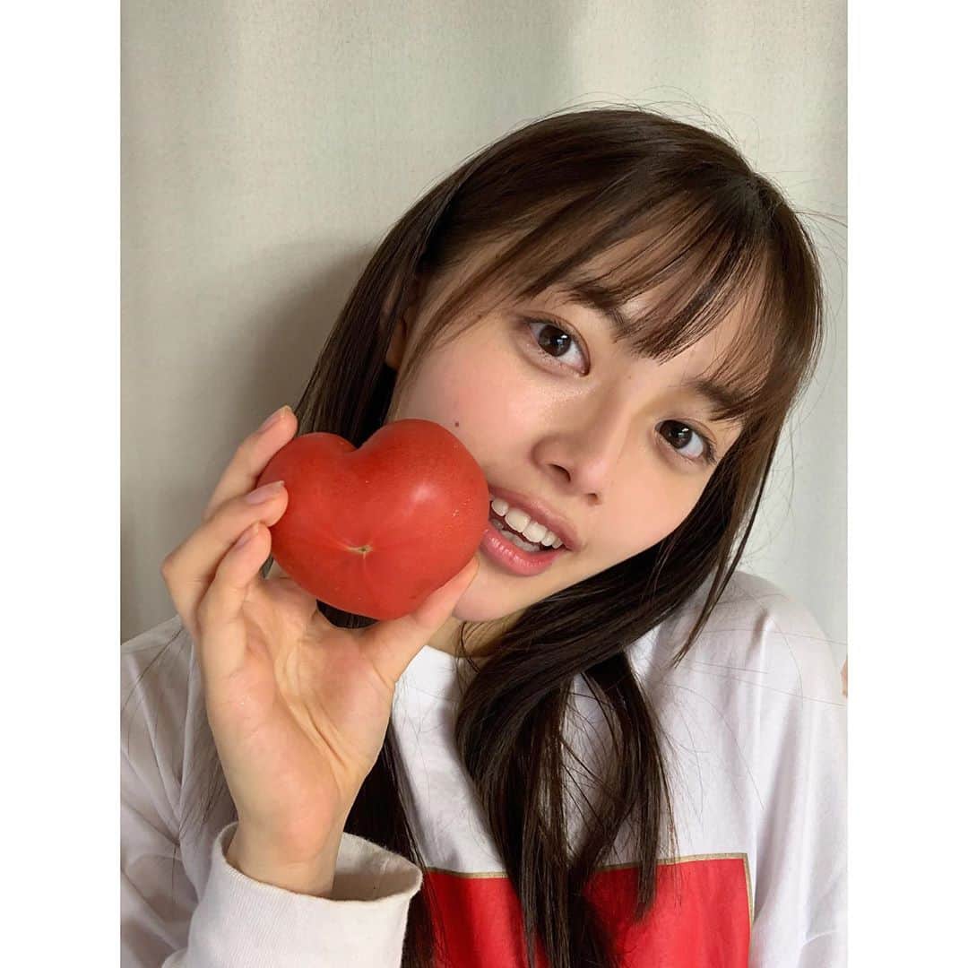 森日菜美さんのインスタグラム写真 - (森日菜美Instagram)「実家が農家でして、 採れたてトマトがハートだったのです可愛い〜〜 最近は毎日トマト摂取してます🍅 服と同色過ぎた。笑 #トマト#ひなだいありー」6月30日 18時09分 - hinami_mori