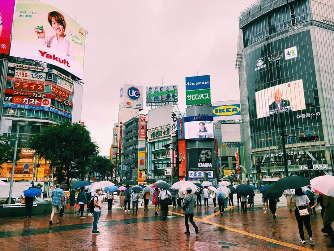 Шамов Дмитрийさんのインスタグラム写真 - (Шамов ДмитрийInstagram)「Сибуя в дождь  渋谷  Shibuya  Немного о мотивации.  В ежедневных заботах, проблемах и рутине легко потерять мотивацию что-то делать, вдохновение или даже самого себя. Могут появляться сомнения в правильности своих действий, целях или силах. Начинаешь плыть по течению и каждый день похож на предыдущий. Не получается вырваться из этого круга. Думаю, что такое было у каждого.  Но знаете, что я понял лично на своем опыте? Помимо самодисциплины и веры в свои собственные силы, важно, чтобы рядом был особенный человек, который в вас искренне верит. Человек, мнение которого для вас действительно важно. Вы будете знать, что вы не одни и в любом деле вас поддерживают, верят в то, что вам все по плечу. И тогда сомнения пройдут. Появится безграничная мотивация, все станет получаться и вы сами преобразитесь.   Вы сами захотите выложиться на все 152%, чтобы порадовать этого особенного человека и оправдать веру в себя. У вас просто не будет времени грустить или переживать о каких-то мелочах. Вы будете нестись вперед.  Ваши мысли - это ваш главный источник энергии. Если думать о плохом, то все так и будет. И дело тут даже не в какой-то магии или мистике, а просто вы сами будете съедать себя изнутри и настраивать на негатив. Если же мыслить позитивно и встречать любые проблемы с высоко поднятой головой, то вы поймете, что не решаемых проблем почти не бывает.   Желаю каждому из вас найти человека, который будет в вас искренне верить. Двигайтесь вперед не смотря ни на что. После дождя солнце светит ярче.  И большое всем спасибо за постоянную поддержку.   #japan #tokyo #rain #shibuya #japanese #travel #traveling #trip #travelgram #positive #russian #япония #токио #сибуя #путешествие #шамовдмитрий #мысли #русский #жизньвяпонии #японцы #дождь #日本　#東京　#雨　#旅行　#日本旅行　#自分　#外国人　#ロシア人」6月30日 18時04分 - shamovdmitry