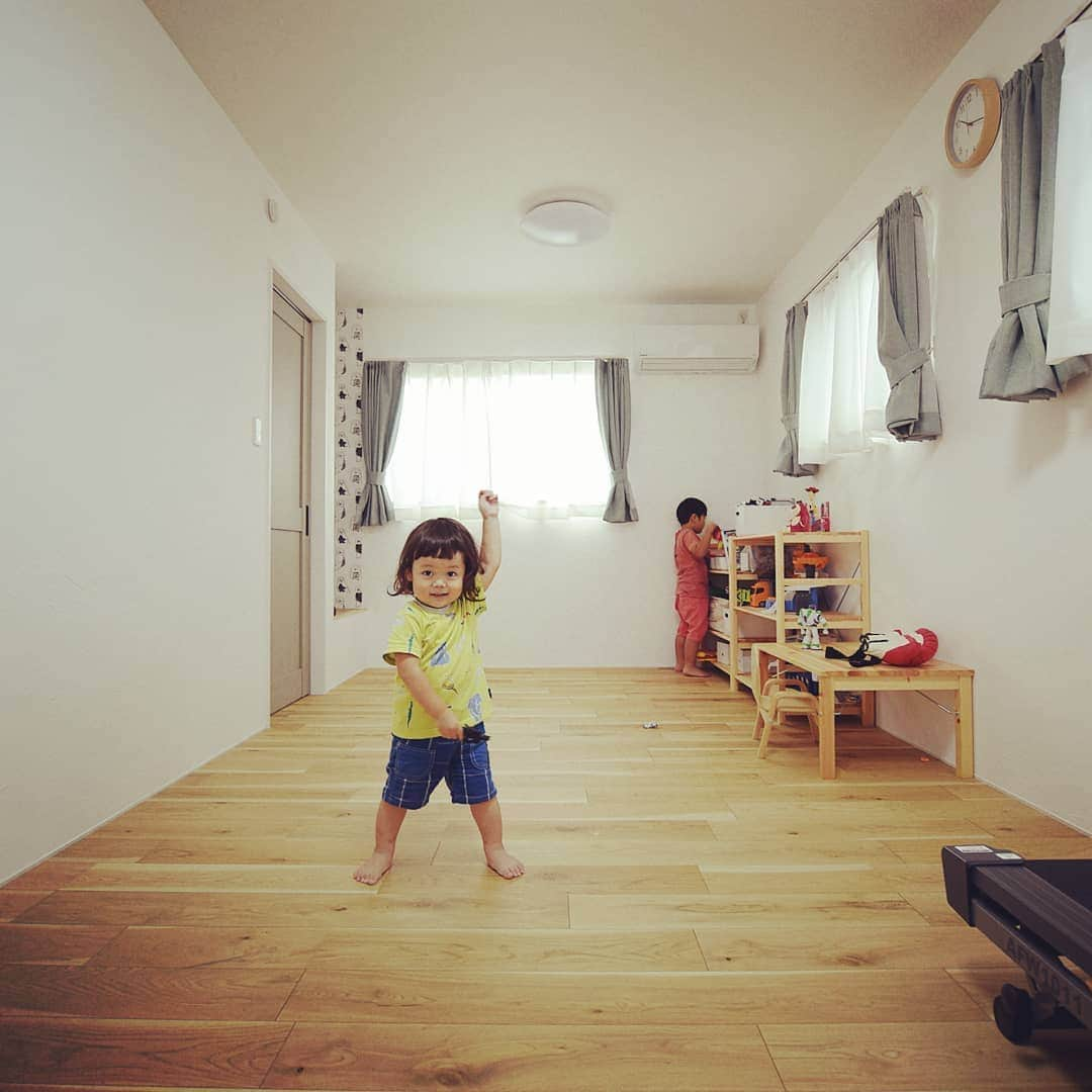 東洋ホームさんのインスタグラム写真 - (東洋ホームInstagram)「子供たちの部屋は初めから仕切る？それともオープンに使う？  家族それぞれのかたちがあります☺🍀  @toyohome_event 今週からお客様の家見学会が続きます！リンクをチェック♪  #子供たち #子供部屋 #男の子部屋 #ワンフロア #平屋 #子供室 #子供たちの居るところ #宮崎の家  #宮崎注文住宅 #東洋ホーム」6月30日 18時05分 - toyohome_miyazaki