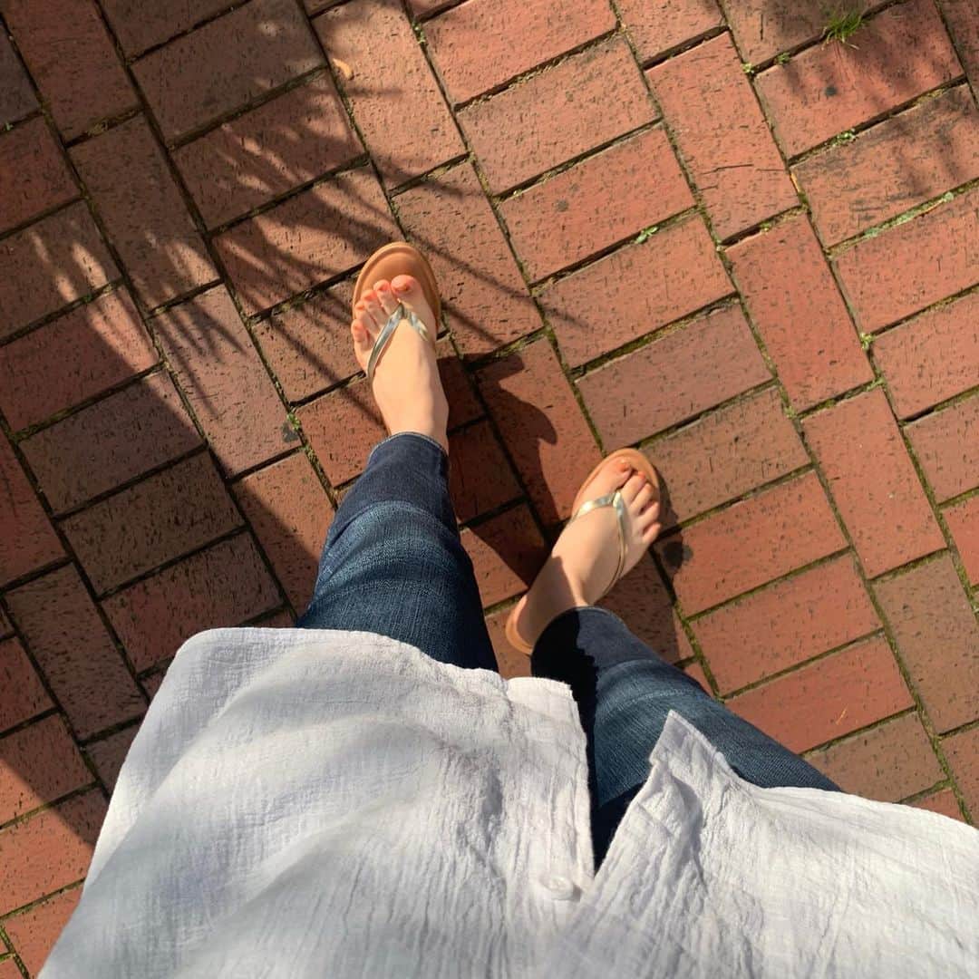 西谷菜々のインスタグラム：「. この間の晴れた日🌞🌻 今年はフラットなビーチサンダルを沢山購入してまして、 その中でもお気に入りのひとつがAmazon発のファッションブランド「The Drop」のもの。  メタリックゴールドとキャメルの組み合わせが可愛くて好き🧡 白シャツデニムに合わせてラフに着こなしてみたよ☺️ #amazonfashionjp #amazonで発見 #pr」