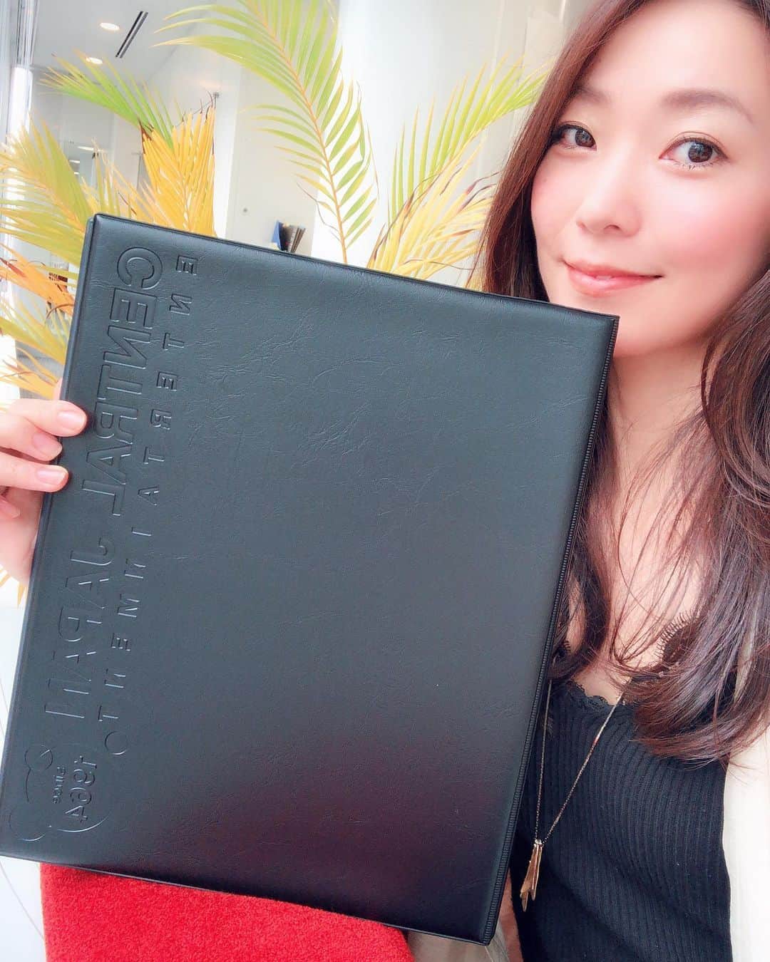 のインスタグラム：「bookを新調📘✨(オーディションの時にお客様にお見せする宣材写真の特集的な) 13年も使い込んだ今までのbookをセントラルオリジナルのbookに♡ 彫りデザインがまた洒落で気に入ってる😌😌♬ ・ ・ #bookかえました #book#資料#宣材写真#オーディション用」