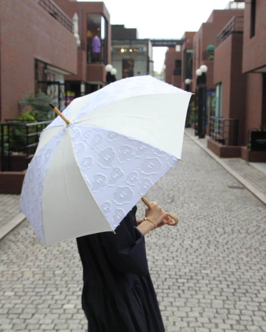 HPFRANCE　アッシュペーフランスさんのインスタグラム写真 - (HPFRANCE　アッシュペーフランスInstagram)「【Fil D’araignee】 2020 Spring Summer Collection  Parasol-パラソル-  フィル・ダレニエ @fil_daraignee の2020年春夏コレクションは、特長的な生地とハンドルの組み合わせで、他にない晴雨兼用の長傘と折り畳み傘を展開しています。 梅雨の時期はもちろん、年中活躍する傘として、お気に入りの一本を。 . ※特集ページはプロフィール欄のURLよりご覧頂けます。  #fildaraignee #フィルダレニエ #傘 #日傘 #雨の日コーデ #おりたたみ傘 #umbrella #madeinjapan #rainyday #雨の日 ##coordinate #小物 #fashion #hpfrance #アッシュペーフランス #クリエイションが人を豊かにする」6月30日 18時10分 - hpfrance_official