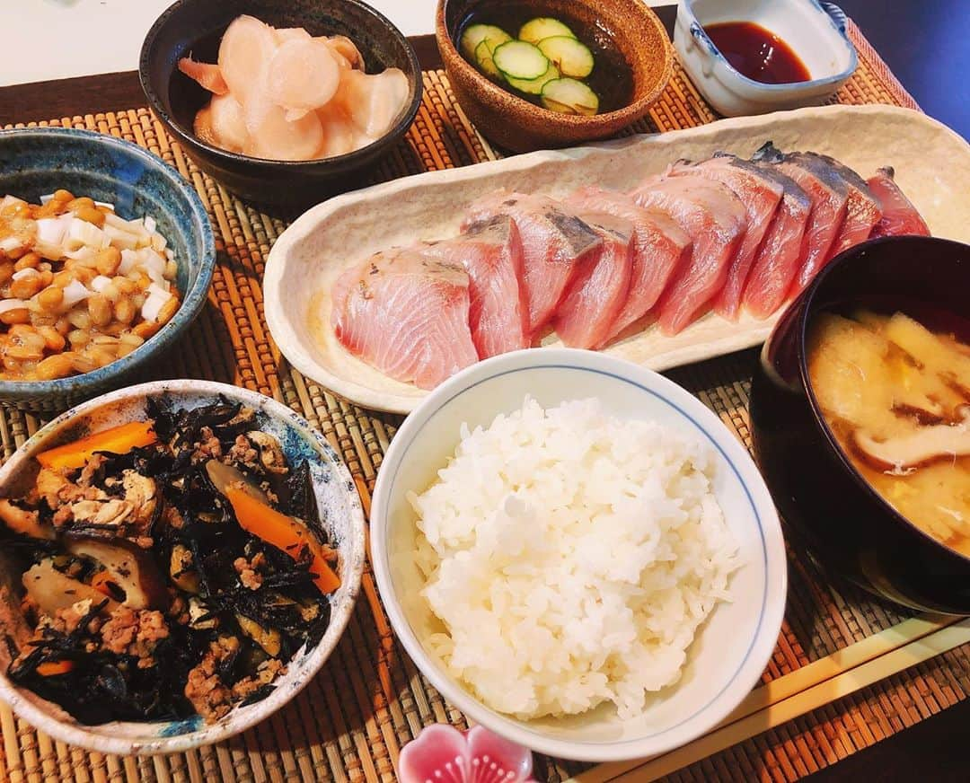 森本さやかさんのインスタグラム写真 - (森本さやかInstagram)「#和食ごはん   ⭐︎ひじきは 挽き肉、ゴボウ、人参🥕椎茸🍄油揚げ⭐︎  #ひじきの煮物  #ぶりのお刺身  #椎茸と卵のお味噌汁  #もずく酢  #新生姜の甘酢漬け  #ネギ納豆  #晩御飯の献立 #夜ごはん  #和食献立 #夕飯献立  #おうちごはん #cookingram」6月30日 18時12分 - sayakamorimoto1011