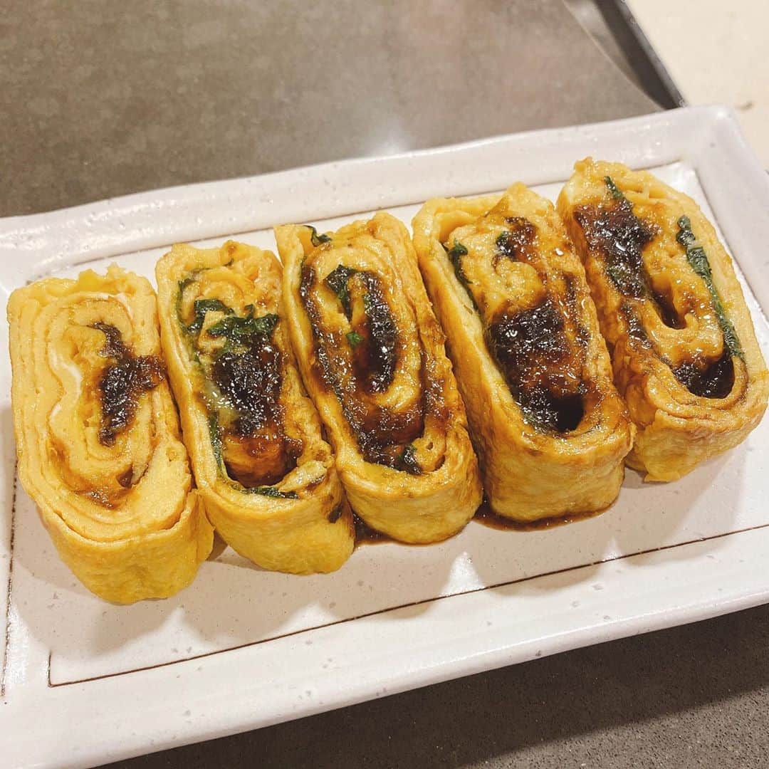 橋下美好さんのインスタグラム写真 - (橋下美好Instagram)「あと最近ハマってるんだけど、  卵焼きに海苔の佃煮入れるの美味しい。 これだけでめっちゃご飯がすすむ。 包丁で切る時にとろ〜っと出てくるのがたまらなかったです！！！！！  これは余ってた大葉も入れました。 大葉と海苔の佃煮の相性も抜群だった。  #みよしごはん」6月30日 18時14分 - miyoshikun
