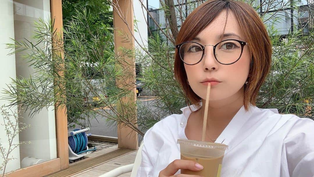のインスタグラム：「お気に入りの　#stylebar の　#パールシャツ   アイロン だとうまくシワがとれず カチッと着こなせないことも😂  以前より気になっていた リネットさんのクリーニングを活用してみました！   朝イチ夜イチ便 を利用！ 朝イチは、6時から7時以降、 仕事終わりもお出かけも安心な最終23時から24時の時間帯にも幅広く集荷受取依頼も可能！  最短2日の納期　なので 予定に合わせて依頼もできますね💪🏼  #子育て世代 梅雨 時期に嬉しい 自宅にいながらにして指定時間、指定日にクリーニング集荷、受取ができます！  ついやりがちな受取忘れも、 営業時間終了も気にならない。   しかも追加料金なし無料でシミ取りまで！  再仕上げも無料とか☺️  仕事やプライベートで着たいときに 胸を張れる、自信を持てる！  是非に♡   #lenet #リネット #リネットクリーニング #自宅にいたまま #クリーニング #宅配クリーニング #クリーニング屋 #洗濯 #洋服 #衣類 #衣替え #お手入れ #今日の服 #お気に入り #pr #暮らしを楽しむ #シンプルライフ #日々の暮らし #家事楽 #時短 #時短家事 #家事 #便利 #おきにいりねっと #リネットで服キレイ #ママ　#母」