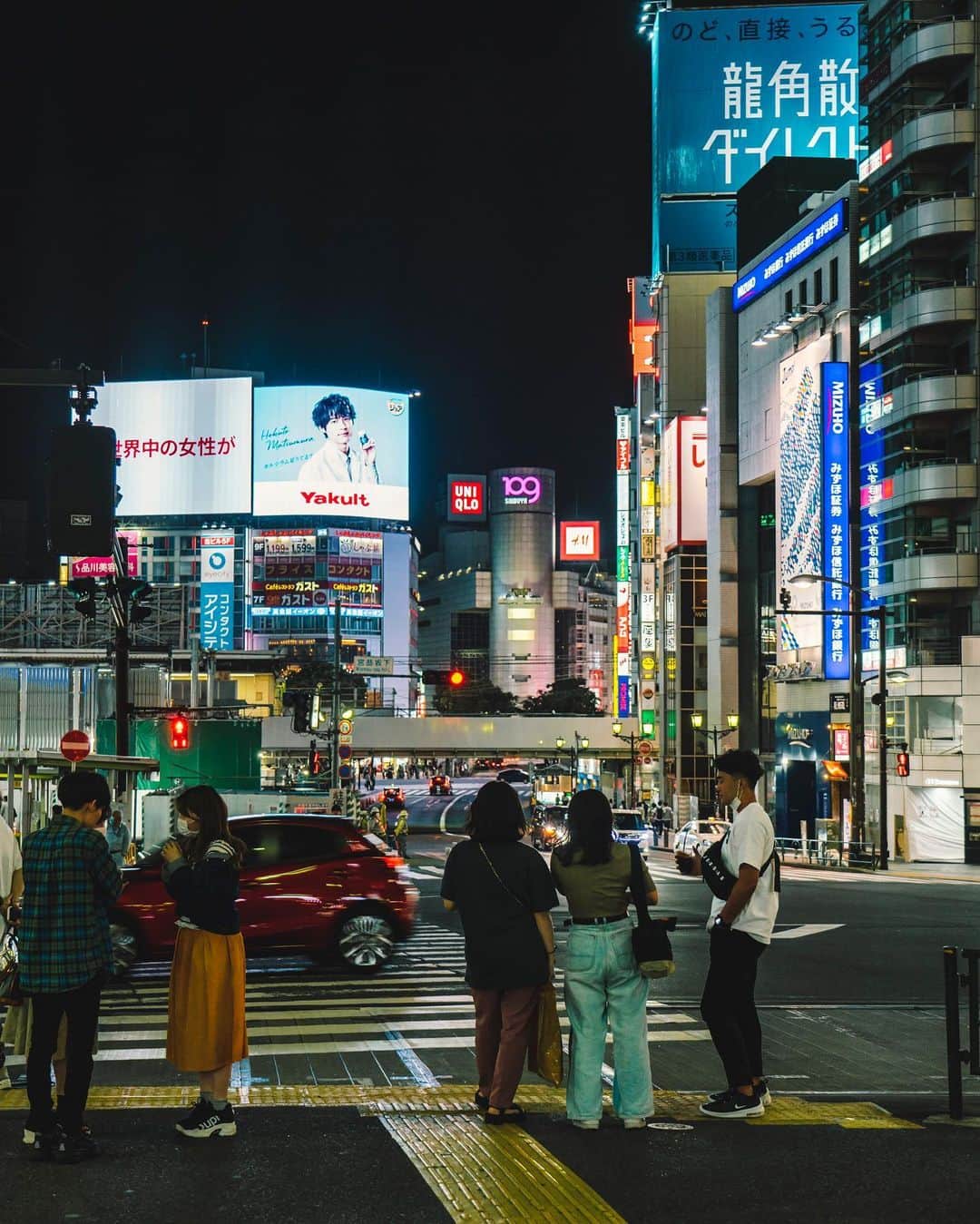 東急電鉄さんのインスタグラム写真 - (東急電鉄Instagram)「. 渋谷スクランブル交差点の東にある「宮益坂下交差点」。江戸時代、ここは富士見坂と呼ばれ旅人が富士山を眺め、一服するための茶屋街として栄えました。 今もカフェやレストランが並ぶにぎやかな通りですが、同じ渋谷にある道玄坂と比べると落ち着いた雰囲気を保っていました。 しかし、渋谷の再開発により宮益坂下交差点を取り巻く景観も大きく変化しています。 渋谷ヒカリエ・渋谷ストリーム・渋谷スクランブルスクエアが開業し、東京メトロ銀座線のホームが移設。 隣にあるバスターミナルも、それらに合わせるように刻々と形を変えています。渋谷スクランブル交差点とともにダイナミックに変わりゆく渋谷を感じられる場所です。 （東急東横線 東急田園都市線　渋谷駅） . Miyamasuzaka-shita is the intersection just east of the Shibuya Scramble intersection. In the Edo Period, it was called “Fujimi-zaka (lit. “Fuji View) Slope”, a spot where travelers would enjoy the view while stopping in for a cup in the tea district. Many cafes and eateries still line the street today, but in comparison to the other Shibuya neighborhood, Dogenzaka, next door, this area has a more chill and relaxed vibe. Recently, new developments have made big changes to the face of the Miyamasuzaka Intersection area. The new Shibuya Hikarie, Shibuya Stream, Shibuya Scramble Square, and move of the Tokyo Metro Ginza Line’s train platform are just a few. Even the bus terminal next door is changing every minute to keep up. As the Shibuya Scramble Intersection continues to change, you can really feel some big changes underway in Shibuya.  (Tokyu Toyoko Line / Tokyu Den-en-toshi Line Shibuya Station) . #shibuya #渋谷 #shibuyacrossing #宮益坂 #tokyo #東京 #discovertokyo #visitjapanjp #visitjapan #japantrip #japantravel #tokyocameraclub #japan_night_view #citykillerz #streetphotography #urbanphotography #voyaged #rawurbanshots #tokyoartsandculture #tokyotokyo #explorejapan #tokyolife #streets_vision #streetmagazine #citygrammers #bestjapanpics #lovers_nippon #夜景 #東急沿線 #일본여행」6月30日 18時27分 - tokyu_railways