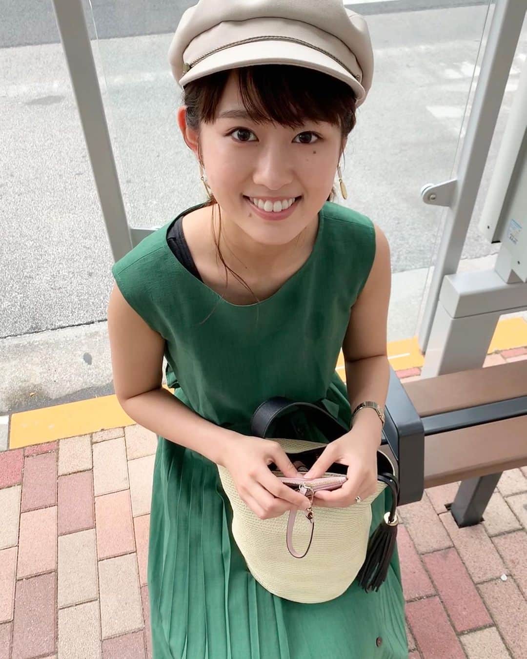 松本有紗のインスタグラム：「緑のワンピも帽子も気に入ってる🐮  でもノースリーブは日に焼けるからどうしたものか。  #麦わらの #鞄」