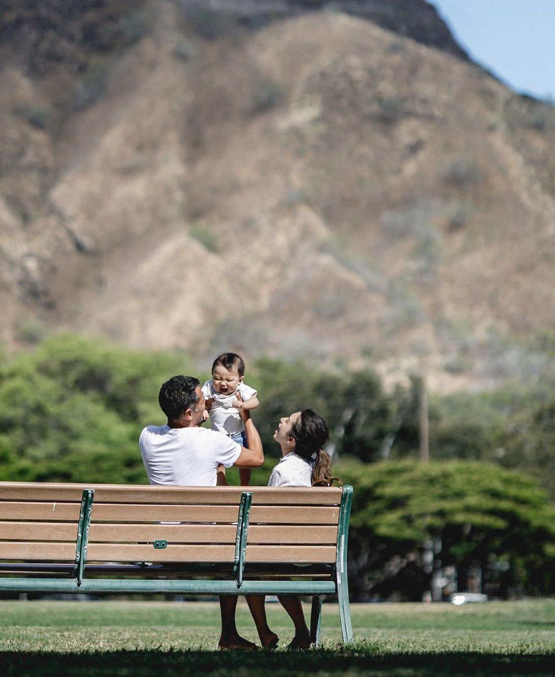 間瀬ゆきのインスタグラム：「今日は付き合い始めた記念日❤ もう4年も一緒にいるんだなー🥰  私の人生は旦那さんと出会ったことで 本当に大きく変わった🌈  それまで本当にいろんなことがあって 落ち込むことも悲しむことも たくさんたくさんあった。  でもそういう全てのできごとがあったおかげで 旦那さんと出会うことができて 息子が産まれてきてくれて こんなに幸せな人生を送ることができてる。  どんなできごとも無駄じゃなかったんだって 今はやっと思える。  ありがとう❤  . . 写真2枚目 2018/12/17 写真3枚目 2020/6/27 . . 1年半前にウェディングフォトの サンプル撮影のモデルをやらせてもらったときに 撮ってもらったのと同じ場所で また写真撮ってもらった。  あの時お腹の中にいた息子を こうやって抱くことができて 本当に幸せだ✨  @yuki_photography くんには うちの家族の一生を撮り続けてほしいなって 本当に心から思う🥺 . . . photo : @yuki_photography  hairmake : @miyu.hairmake  . . .  #familyphotography #家族写真 #ファミリーフォト #ハワイ子育て #ハワイ育児 #ハワイ出産 #ハワイ移住 #子連れハワイ #生後9ヶ月 #生後10ヶ月 #2019年8月生まれ #8月生まれ #男の子ママ #新米ママ #新米ママと繋がりたい #育児記録 #産後ダイエット #baby #babyboy #hawaii #ハワイ #hawaiilife #maseyukihawaii #luckywelivehawaii」