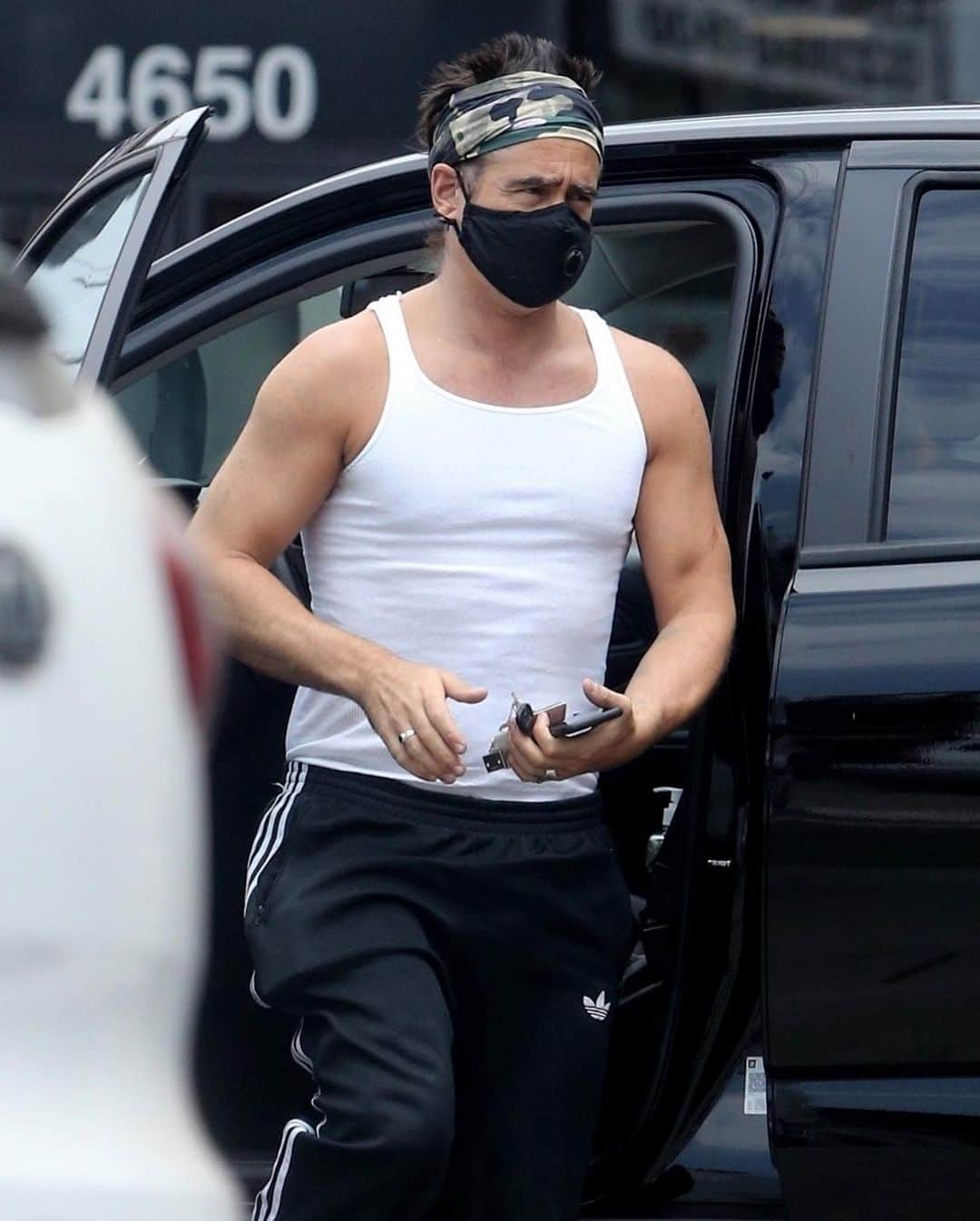 Just Jaredさんのインスタグラム写真 - (Just JaredInstagram)「Colin Farrell steps out in a white tank top while going on a coffee run. #ColinFarrell Photos: Backgrid」6月30日 18時24分 - justjared