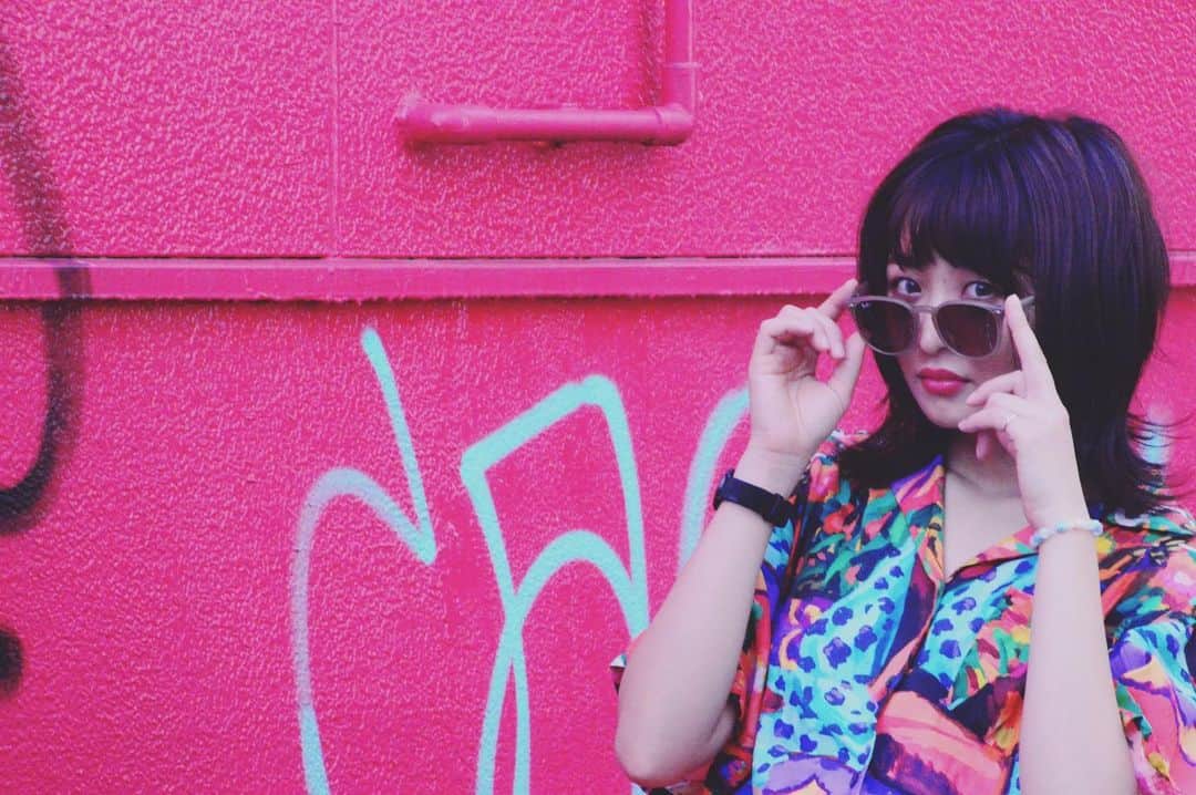都乃さんのインスタグラム写真 - (都乃Instagram)「PINK👙🦄🌺🌸💒🎀💗  派手シャツ撮影、ピンクバージョンを今日はお届け😛💓  Photo by M.KAIYA  #ポートレート #本当は赤い壁 #青みを上げてピンクにしてるんだって #派手シャツにピンク壁だとまた違う印象 #japanesegirl #SATONO #Shooting #ootd #summershirt #2020summer  #shibuya #catstreet」6月30日 18時34分 - tonomotono