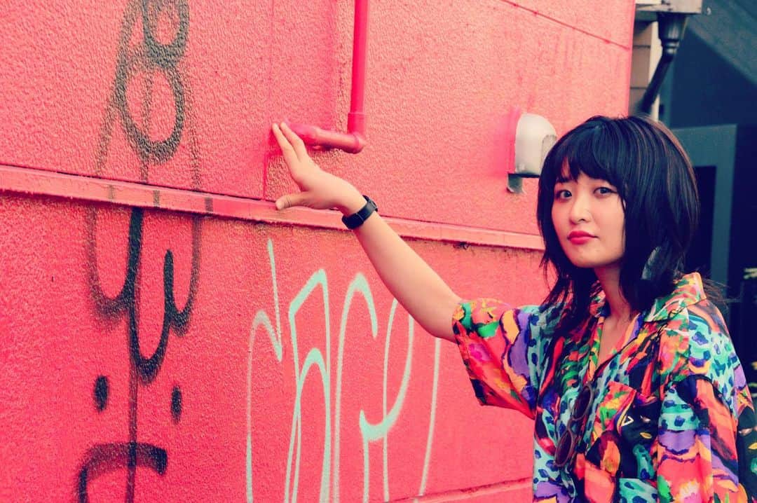 都乃さんのインスタグラム写真 - (都乃Instagram)「PINK👙🦄🌺🌸💒🎀💗  派手シャツ撮影、ピンクバージョンを今日はお届け😛💓  Photo by M.KAIYA  #ポートレート #本当は赤い壁 #青みを上げてピンクにしてるんだって #派手シャツにピンク壁だとまた違う印象 #japanesegirl #SATONO #Shooting #ootd #summershirt #2020summer  #shibuya #catstreet」6月30日 18時34分 - tonomotono