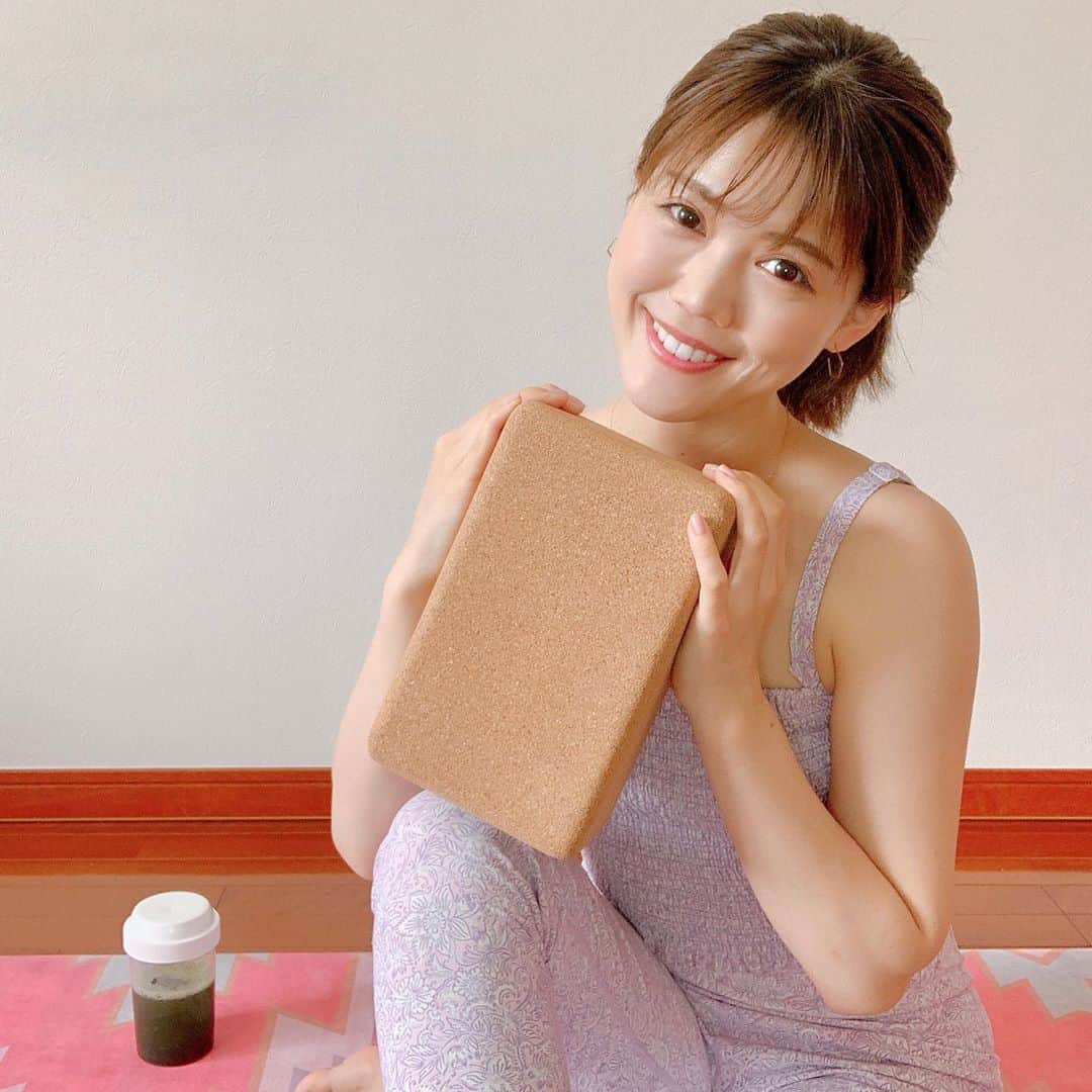 上坂由莉のインスタグラム：「. . 梅雨の雨の日は朝起きてからヨガのスイッチが﻿ なかなか入りづらいんです😰🌀﻿ そんな時はプロップスを沢山使って﻿ 補助しながら心身を整えてます🧘‍♀️🧱﻿ ﻿ ﻿ そして梅雨時期は食欲もなくなりやすい〜😭﻿ サン・クロレラAパウダーを溶かして﻿ ヨガ中やヨーグルトにかけたりもして﻿ 栄養も一緒に補給をしてるよ☺️🌿﻿ 梅雨も体調を整えて楽しく過ごしたいな😍☀️﻿ ﻿ ﻿ プラントベースのホールフードとして注目されてる﻿ サン・クロレラAパウダーの素敵な動画もあるので﻿ こちらから見てみてね👇﻿  https://www.instagram.com/tv/CCBL5g5lE8J/?igshid=2hv0evzikwld  ﻿ ﻿ #サンクロレラ #サンクロレラA #クロレラ﻿ #内側美容 #sponsored #teamsunchlorella」