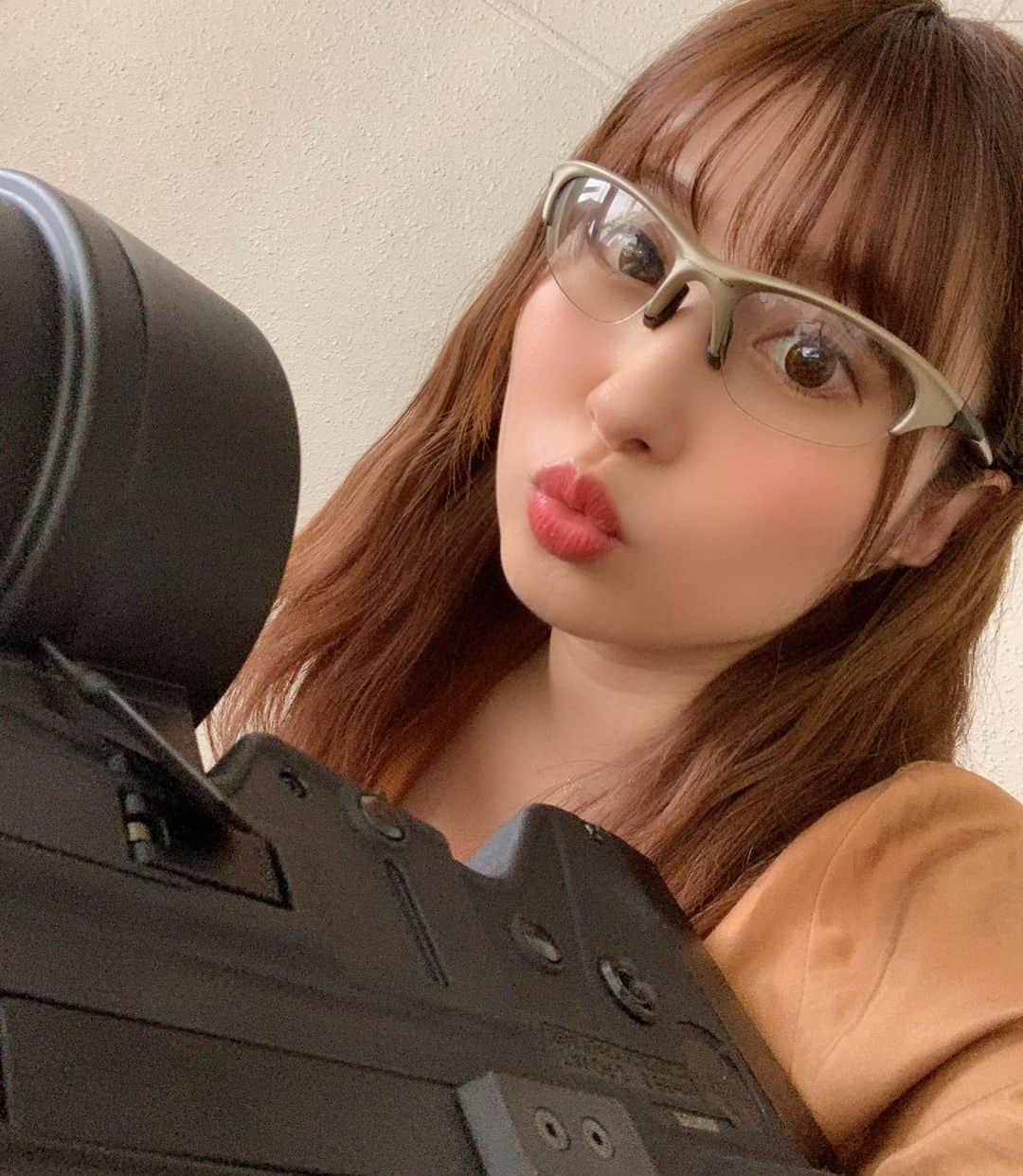 成瀬心美さんのインスタグラム写真 - (成瀬心美Instagram)「🧸 . . 今日は PEACE COMBATの連載撮影でした！ . . 久々に撮影できて嬉しいー！ . 前にもお邪魔した 千葉県の モケイパドックさんで 今回はオリジナルの カスタム銃を作ってもらったよ！ . . パワーアップした銃は おっきくて迫力が凄くて 圧倒されっぱなし！ . 体に対して大きく作りすぎて すみません！って言われましたが 重くて本当凄かったー！✨ . . マネージャーさんに 携帯を預けると 余計なものばかり撮られます。笑 . 撮影終わった後もずっと 撮られています。 「もういいって！！！」 って5回くらいいつも言う😣笑 . . 前にモケイパドックさんに行った時 一目惚れした ミリタリーくまさんの 女の子を買って 家に大事に飾っていたんだけど やっぱ男の子のやつも買えばよかったな ってずっと思っていたので 今日買ってきました！ . 2人並んでなんだかとても 私が嬉しくなっております☺️ よかったねぇ✨ . . 今回の取材の模様は PEACE COMBAT 7/27発売号でチェックしてね！ . . #peacecombat #military #ミリタリー #サバゲー #カスタム」6月30日 18時44分 - coco3ndazo