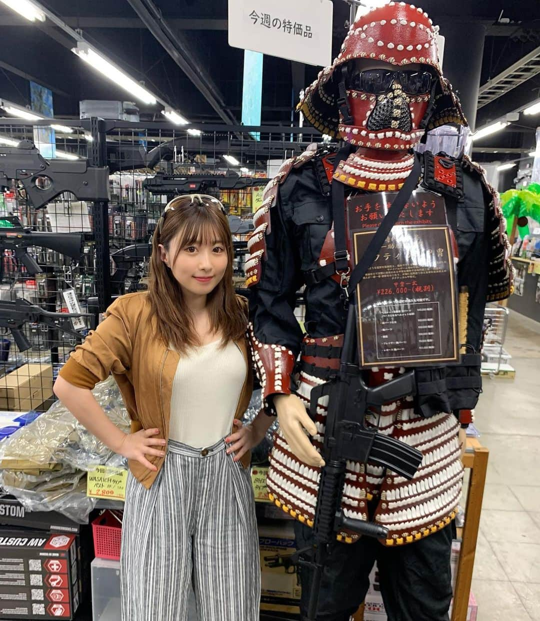 成瀬心美さんのインスタグラム写真 - (成瀬心美Instagram)「🧸 . . 今日は PEACE COMBATの連載撮影でした！ . . 久々に撮影できて嬉しいー！ . 前にもお邪魔した 千葉県の モケイパドックさんで 今回はオリジナルの カスタム銃を作ってもらったよ！ . . パワーアップした銃は おっきくて迫力が凄くて 圧倒されっぱなし！ . 体に対して大きく作りすぎて すみません！って言われましたが 重くて本当凄かったー！✨ . . マネージャーさんに 携帯を預けると 余計なものばかり撮られます。笑 . 撮影終わった後もずっと 撮られています。 「もういいって！！！」 って5回くらいいつも言う😣笑 . . 前にモケイパドックさんに行った時 一目惚れした ミリタリーくまさんの 女の子を買って 家に大事に飾っていたんだけど やっぱ男の子のやつも買えばよかったな ってずっと思っていたので 今日買ってきました！ . 2人並んでなんだかとても 私が嬉しくなっております☺️ よかったねぇ✨ . . 今回の取材の模様は PEACE COMBAT 7/27発売号でチェックしてね！ . . #peacecombat #military #ミリタリー #サバゲー #カスタム」6月30日 18時44分 - coco3ndazo