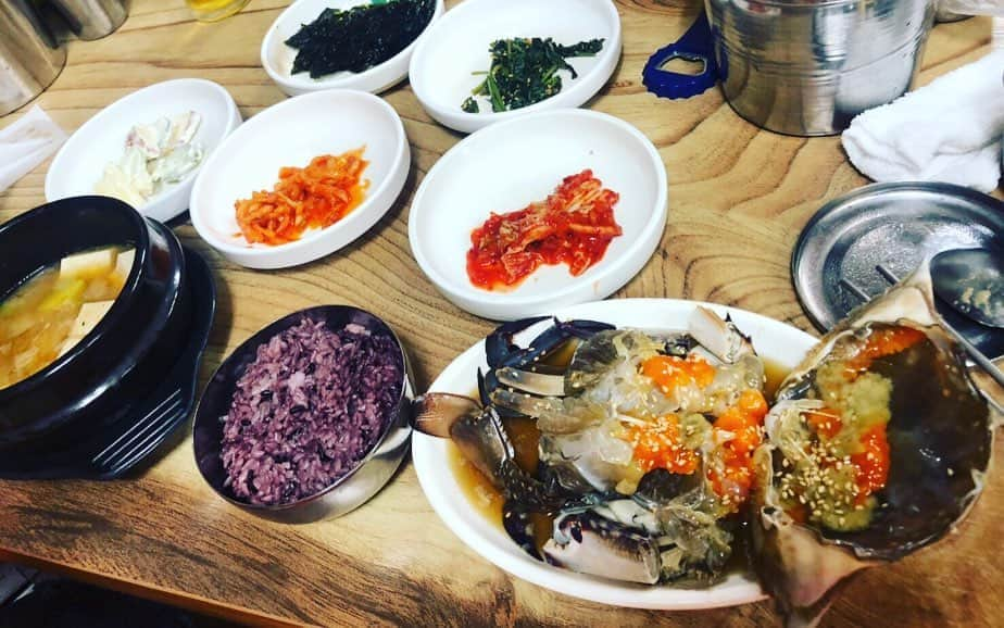 堤太輝のインスタグラム：「毎度韓国に行ったら必ずこのお店に行く🥢 『아현동간장게장』 駅降りたら近くの商店街通って行く🏃‍♂️ カンジャンケジャン食べたい😭 安いのよ👏 ご飯と濃厚カニミソを混ぜて、ご飯泥棒したい。。 早く韓国行きたいな✈️  『椿の花咲く頃』でもカニを美味そうに食べてる🤤場所はクリョンポ(九龍浦)らしい。 こりゃロケ地に行かないとw✨  #韓国 #韓国料理  #韓国料理好き  #韓国旅行 #韓国グルメ #韓国グルメ情報 #阿峴洞　 #カンジャンケジャン #コッケカンジャンケジャン #ご飯泥棒 #ワタリガニの醤油漬け #阿峴洞カンジャンケジャン #아현동간장게장 #韓国好きな人と仲良くなりたい  #韓国好きな人と繋がりたい #韓国料理好きな人と繋がりたい  #韓国旅行に早く行きたい #韓国行ったらこれ食べなきゃ♡ #どりあんず堤とカンジャンケジャン」