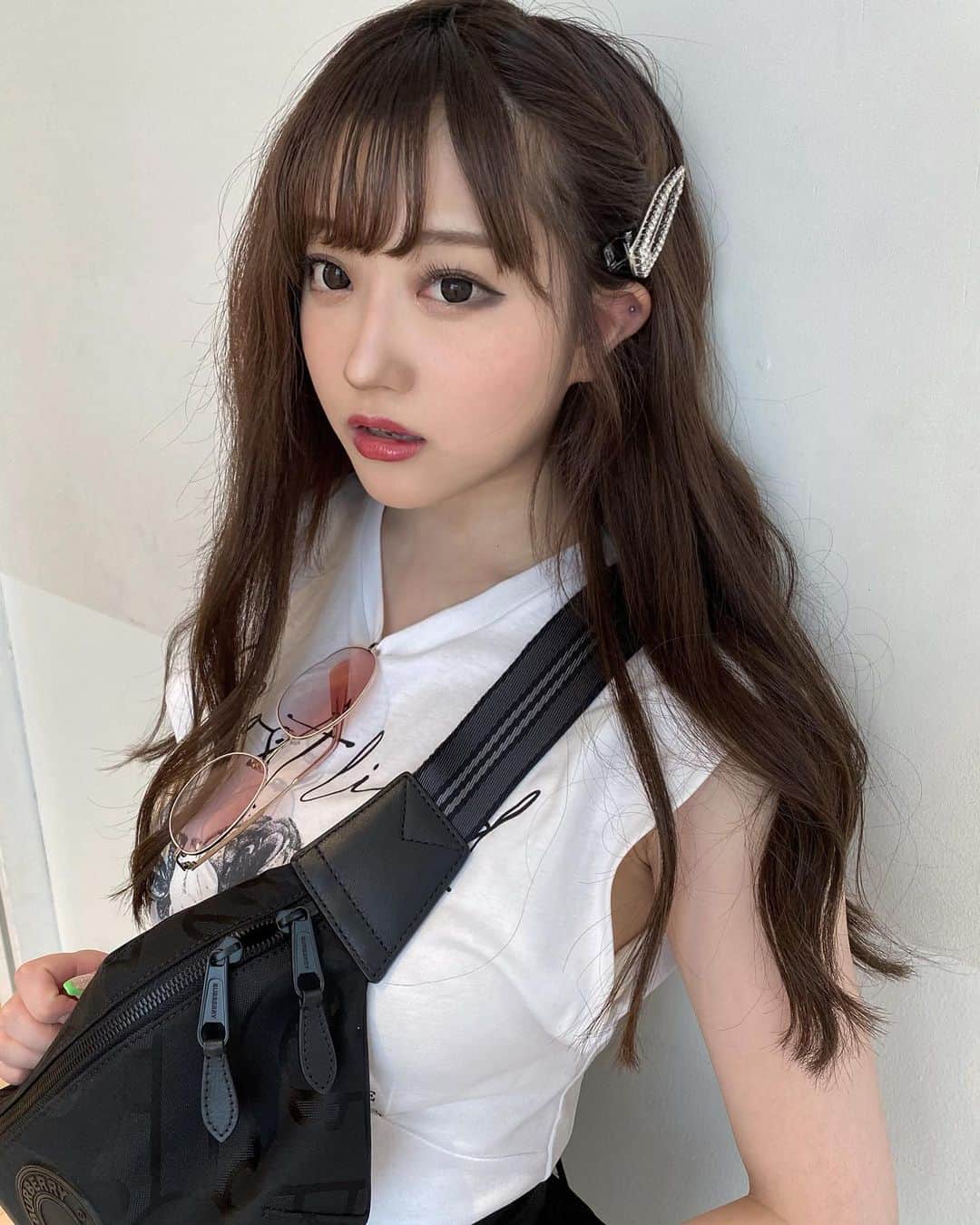 おもてちゃんのインスタグラム：「. 湿度高いとアホ毛やばいよ〜勘弁〜(^。^)／ BURBERRYの新作バッグ可愛い〜」