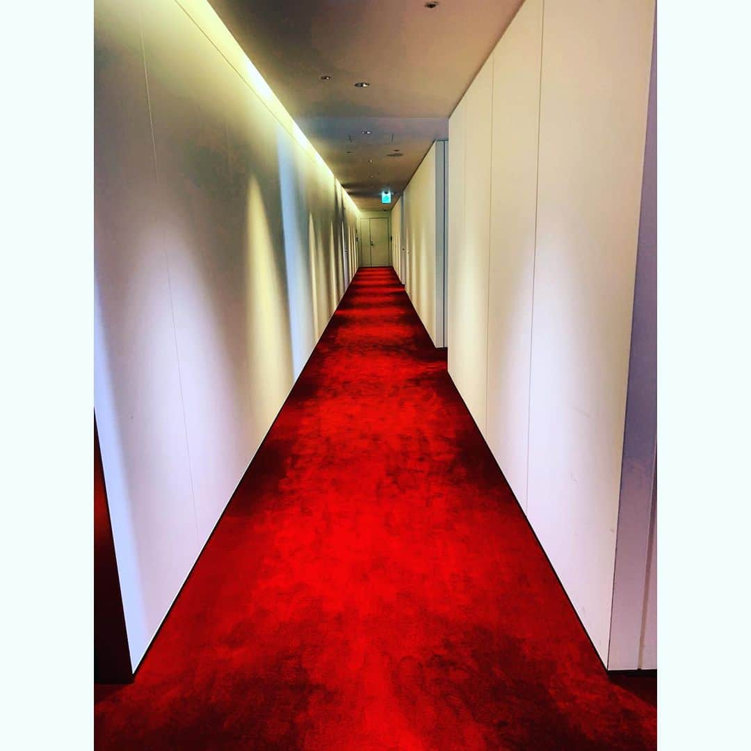 渡邊由貴さんのインスタグラム写真 - (渡邊由貴Instagram)「Run towards the Future without thinking about the past !   #red #white #hallway #corridor」6月30日 18時52分 - yukiwatanabe788