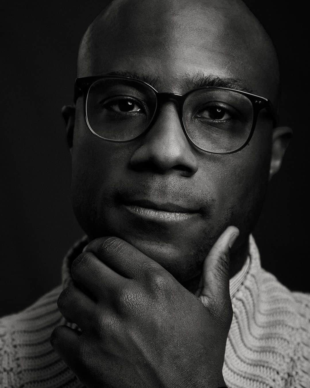 The Fashion Postさんのインスタグラム写真 - (The Fashion PostInstagram)「#portraits barry jenkins ﻿ ﻿ 今月はプライド月間！LGBTQ +への理解促進、そして平等な社会を目指すため、世界中のコミュニティが結束します。TFPでは、「PORTRAITS」のアーカイブより今一度公平な未来のために読んでほしいインタビューをピックアップしてお届けします✔︎﻿ ﻿ 📌『ムーンライト』でアカデミー賞を受賞したバリー・ジェンキンス﻿ ﻿ 長編2作目で作品賞、脚色賞、助演男優賞の3部門を受賞し、一躍脚光を浴びたジェンキンス監督。黒人だけのキャスト・監督・脚本による作品での作品賞受賞は史上初のことでした。様々な差別に立ち向かう恋人たちを描いた『ビール・ストリートの恋人たち』公開時のインタビューからの抜粋です。﻿ ﻿ —正直なところ日本ではアメリカに比べると人種差別などに対し馴染みがない人も多いと思います。そういう国の人々に今作はどのように観て感じて欲しいですか？﻿ ﻿ 差別というものが映画で語られるとき、今でこそ増えていますが、差別を受ける側が物語を綴っている作品は少なかった。そういった意味で今作は日本の観客の方にアメリカで黒人として生きるという経験がどんなものなのか、描写を通してニュアンスまで深く感じてもらえるのではないかと思います。差別というものを受けたとしても、それでも人は生きていかなければいけないし、誰かを愛するし、家族を持つわけだから。それは人間誰しもが経験することなので、人種に関係なく分かってもらえるものだと思います。差別という意味では、人種に限らずエイジズム (年齢差別) やセクシズム (性差別) と様々な差別があります。そういった社会や政治やシステムによって家族や恋愛が複雑な状況に追いやられたり、あるいは崩壊してしまうということは普遍的にどの世界にもあることだと思うので。﻿ ﻿ —実際に作品を観て、痛い程に共感できました。﻿ ﻿ ありがとう。アメリカでインタビューを受けていたとき、日本のビジネスマンは『ムーンライト』の主人公であるシャロンのように、ビジネスマンとはこうあるべきといった型にハマるよう、社会が求める姿を演じているという話を聞きました。違った形ではあると思うけど、そういう問題への理解の手立てにもなると私は思っています。それぞれの問題は、国が違うから文化が違うからと思われてしまいがちかもしれないけど、みんな同じ人間なので。分かってもらえるんじゃないかと思います。﻿ ﻿ #TFP #TheFashionPost #BarryJenkins #Moonlight #IfBealeStreetCouldTalk #Pride2020 #BlackLivesMatter」6月30日 18時46分 - tfpjp