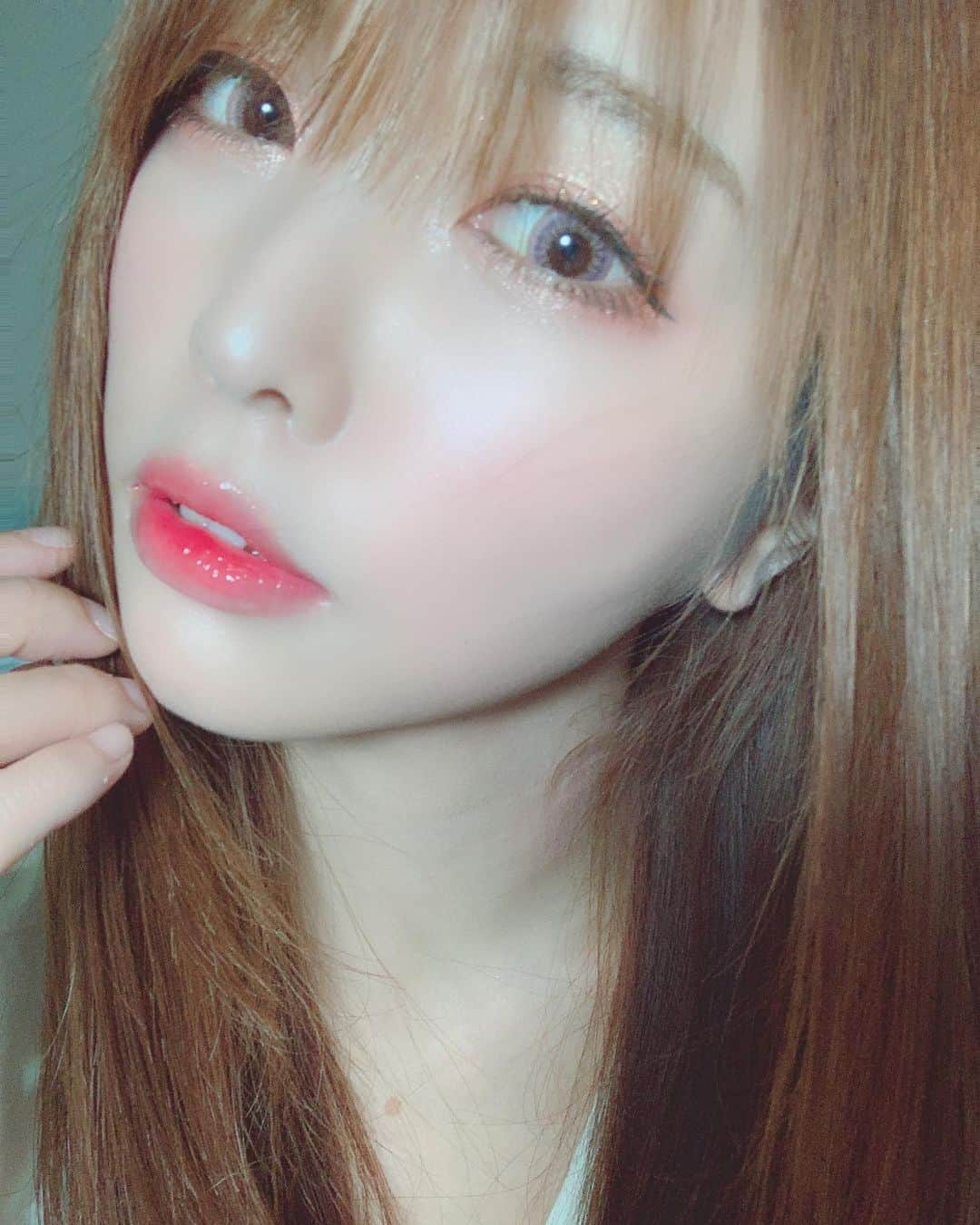 新村あかりのインスタグラム：「薄めのカラコンにしたら径デカイ割に盛れやーーーん！！ なのでいつものカラコンに戻しました🙆‍♀️笑 あとね、この画像でもしてるんやけどオススメのリップの使い方紹介したい！ RICAFROSHのバラタレッドを唇の中側だけ塗る→Luscious Lipsのクリアーを唇全体に塗りぼかしていくと画像のような感じになります！ お試しあれ❤️  #lusciouslips  #ラシャスリップス  #ricafrosh  #ricafroshバラタレッド」
